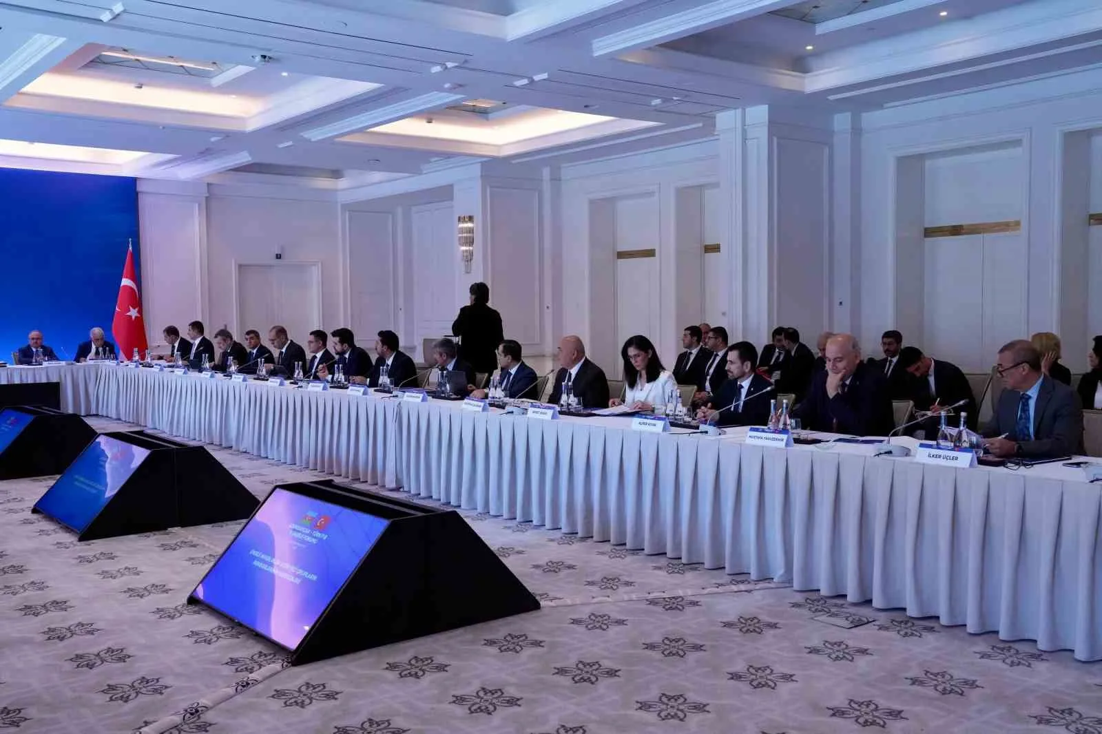 AZERBAYCAN-TÜRKİYE 5. ENERJİ FORUMU KAPSAMINDA AZERBAYCAN ENERJİ BAKANI PERVİZ ŞAHBAZOV VE ENERJİ VE TABİİ KAYNAKLAR BAKANI ALPARSLAN BAYRAKTAR KATILIMIYLA ÇALIŞMA GRUPLARININ TOPLANTISI GERÇEKLEŞTİRİLDİ.