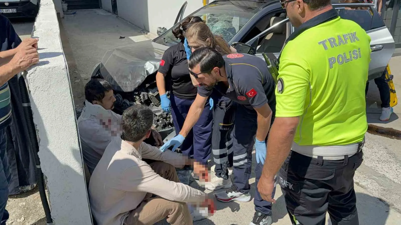SAMSUN’DA BİR OTOMOBİLE VE ARDINDAN YOL KENARINDAKİ OTOMOBİLE ÇARPIP KALDIRIMDAN AŞARAK İŞ YERİNİN ÖNÜNDEKİ BAHÇE DUVARINA ÇARPAN ARAÇTA BULUNAN 3 KİŞİ YARALANDI.