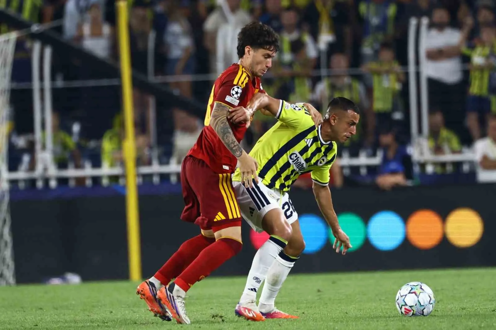 UEFA ŞAMPİYONLAR LİGİ İLK HAFTASINDA FENERBAHÇE, EVİNDE KARŞILAŞTIĞI İTALYAN EKİBİ ROMA İLE 1-1 BERABERE KALDI.