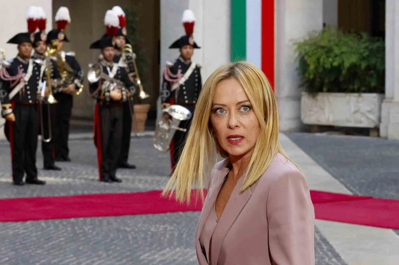 MELONİ HÜKÜMETİ, 11 HAZİRAN 2001'DEN 23 NİSAN 2005'E KADAR SÜREN BİN 412 GÜNLÜK İKİNCİ SİLVİO BERLUSCONİ HÜKÜMETİNİ GERİDE BIRAKTI VE BÖYLECE İTALYA CUMHURİYETİ'NİN EN UZUN SÜREN HÜKÜMETİ OLARAK REKORA İMZA ATTI.