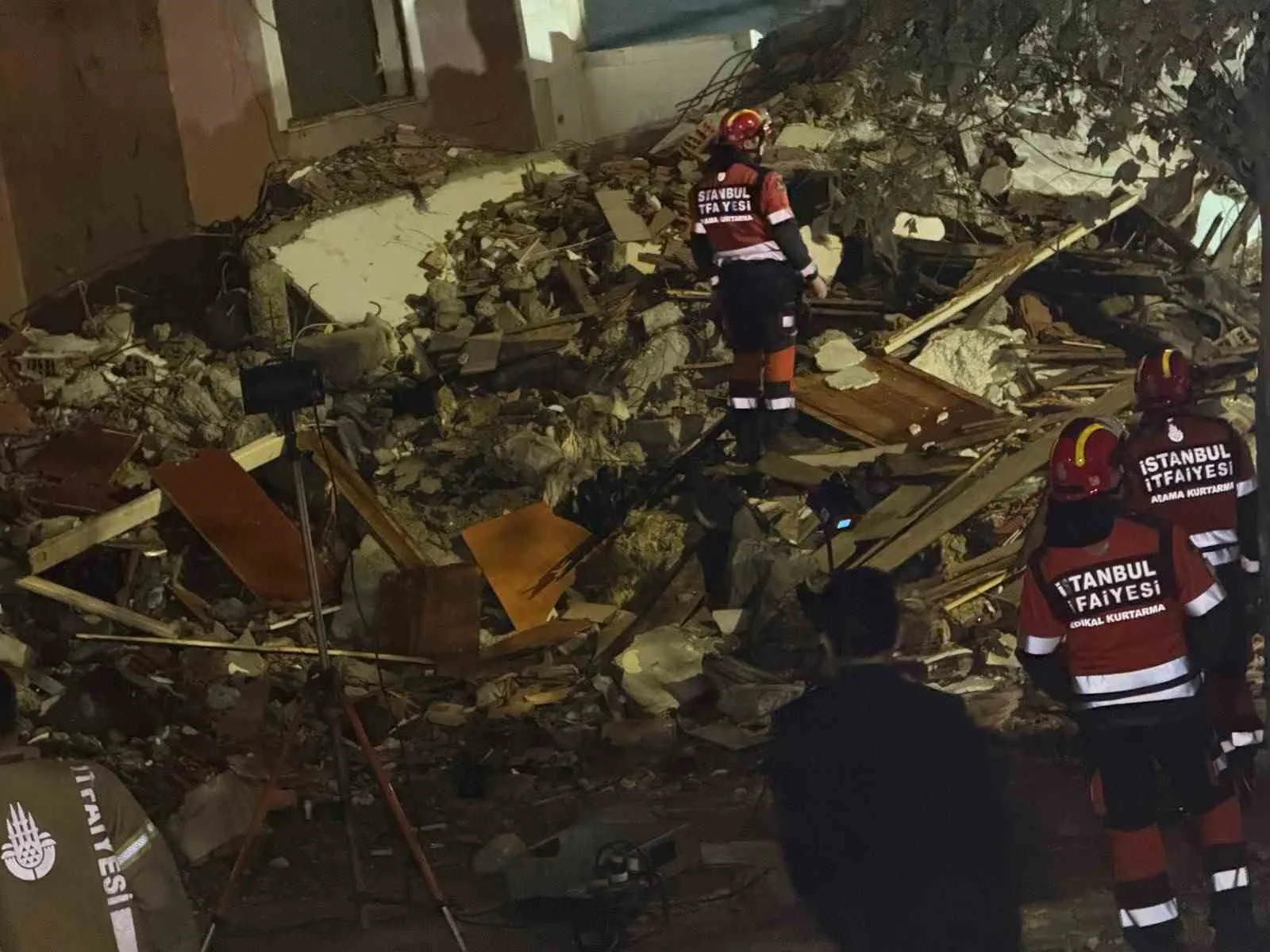 KÜÇÜKÇEKMECE’DE, KENTSEL DÖNÜŞÜM AŞAMASINDAKİ BİNA KENDİLİĞİNDEN ÇÖKTÜ. ÇÖKME SIRASINDA YOLDAN GEÇEN 2 KİŞİ YARALANIRKEN, ALTINDA KALAN OLDUĞU İHBARI ÜZERİNE AFAD VE İTFAİYE EKİPLERİ, BÖLGEDE ÇALIŞMA BAŞLATTI.