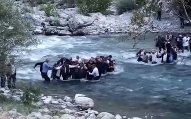 SADİ ÖZEN'İN CENAZESİ, ARAÇLARIN ULAŞAMADIĞI SARP ARAZİDE YAKINLARININ VE KÖYLÜLERİN YOĞUN ÇABASI SONUCU DEREDEN GEÇİRİLİP YAMAÇLARDA OMUZDA TAŞINARAK SAĞLIK EKİPLERİNE ULAŞTIRILDI.
