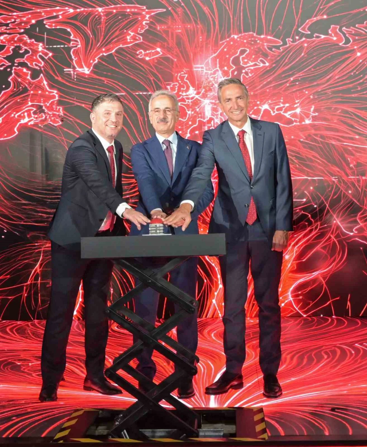 (SOLDAN SAĞA) DAMAC DİGİTAL KIDEMLİ BAŞKAN YARDIMCISI MA'AN MANNA, ULAŞTIRMA VE ALTYAPI BAKANI ABDULKADİR URALOĞLU, VODAFONE TÜRKİYE CEO'SU ENGİN AKSOY.