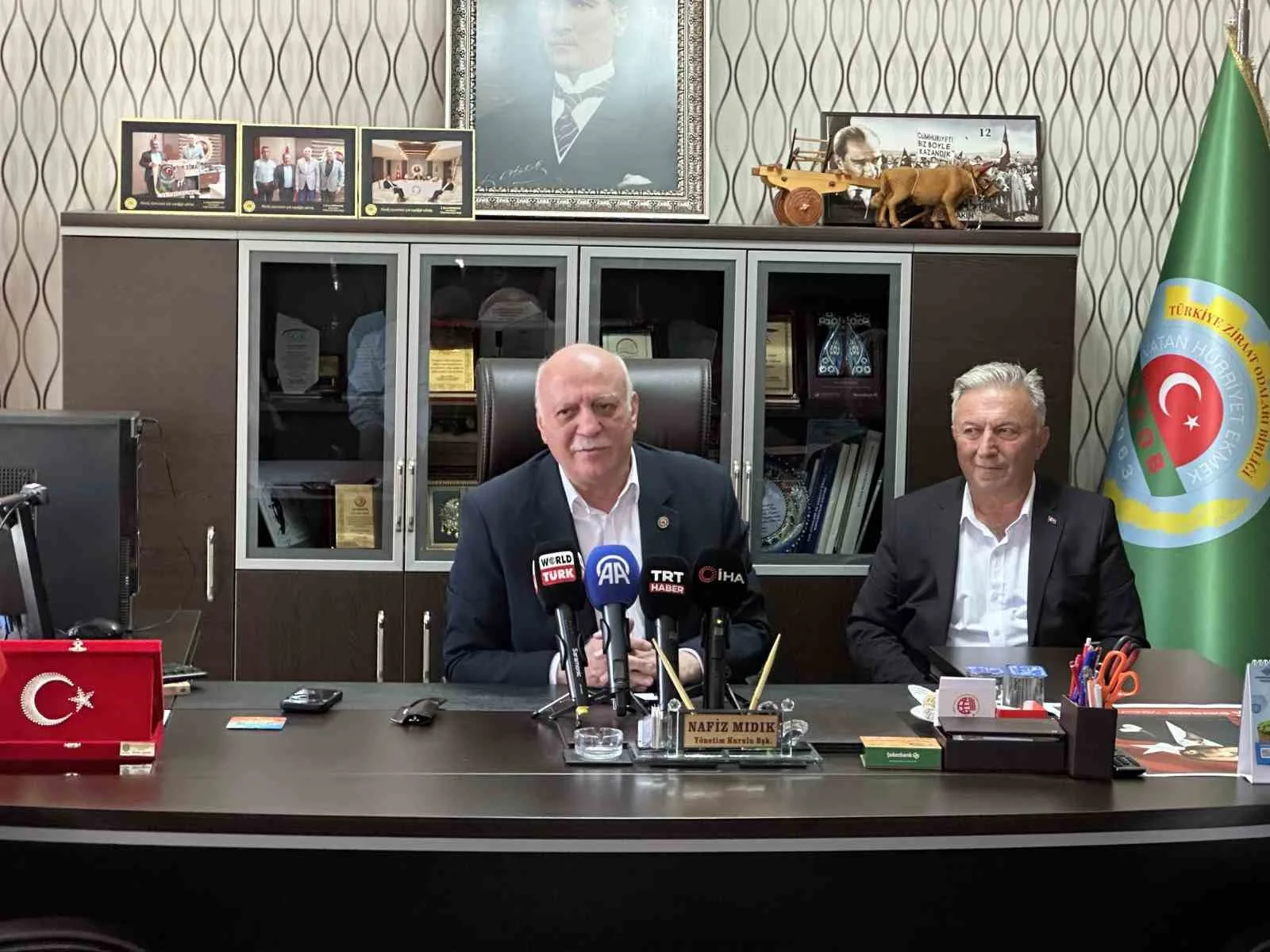 TÜRKİYE ZİRAAT ODALARI BİRLİĞİ (TZOB) GENEL BAŞKANI ŞEMSİ BAYRAKTAR, BİR DİZİ ZİYARET VE TEMASLARDA BULUNMAK ÜZERE UŞAK’A GELDİ.