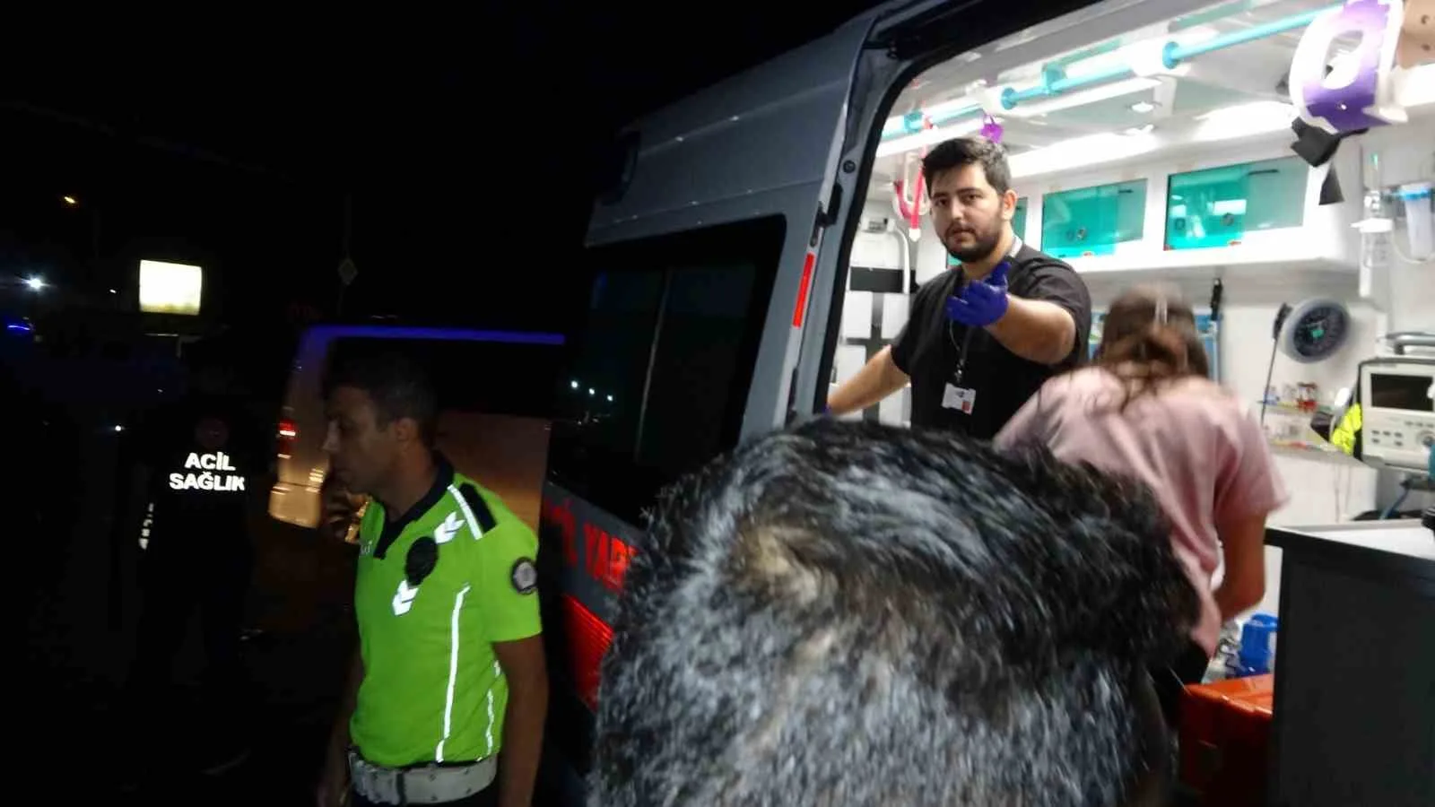 MANAVGAT İLÇESİNDE KIRMIZI IŞIK İHLALİ YAPTIĞI BELİRLENEN TUR MİDİBÜSÜ İLE ÖZEL BİR SAĞLIK KURULUŞUNA AİT ARACIN ÇARPIŞTIĞI KAZADA 2'Sİ POLONYA UYRUKLU TURİST OLMAK ÜZERE 3 KİŞİ YARALANDI