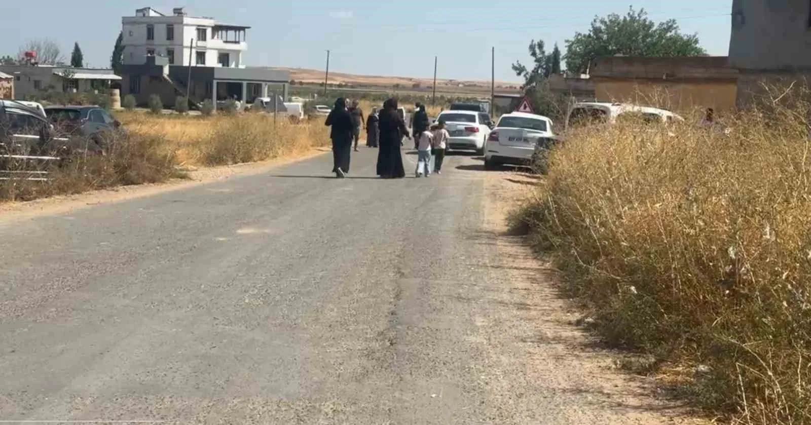 ŞANLIURFA'NIN SURUÇ İLÇESİNDE İKİ AİLE ARASINDA ARAZİ ANLAŞMAZLIĞI NEDENİYLE ÇIKAN SİLAHLI KAVGADA 1 KİŞİ HAYATINI KAYBETTİ, 1 KİŞİ YARALANDI.