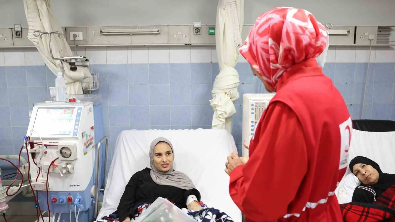 TÜRK KIZILAY GENEL BAŞKANI PROF. DR. FATMA MERİÇ YILMAZ, MISIR TEMASLARI KAPSAMINDA KAHİRE'DE TEDAVİ GÖREN GAZZELİ HASTALARI ZİYARET ETTİ.