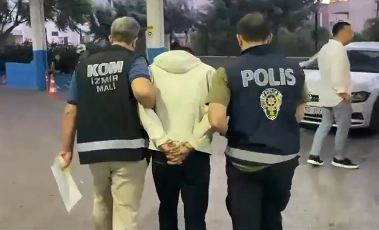 İZMİR MERKEZLİ 4 İLDE GÖZTEPE'NİN 'YALI' VE 'FORZA' İSİMLİ TARAFTAR GRUPLARINA SIZAN SİLAHLI SUÇ ÖRGÜTLERİNE YÖNELİK DÜZENLENEN DEV OPERASYONDA GÖZALTINA ALINAN 29 ŞÜPHELİDEN 25’İ TUTUKLANDI.