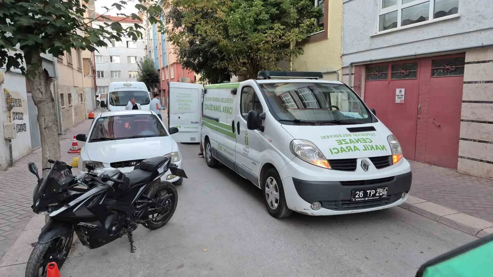 ESKİŞEHİR'DE APARTMAN DEPOSUNDA CANSIZ BEDENİ BULUNAN 47 YAŞINDAKİ ADAMIN ŞÜPHELİ ÖLÜMÜYLE İLGİLİ SORUŞTURMA BAŞLATILDI.
