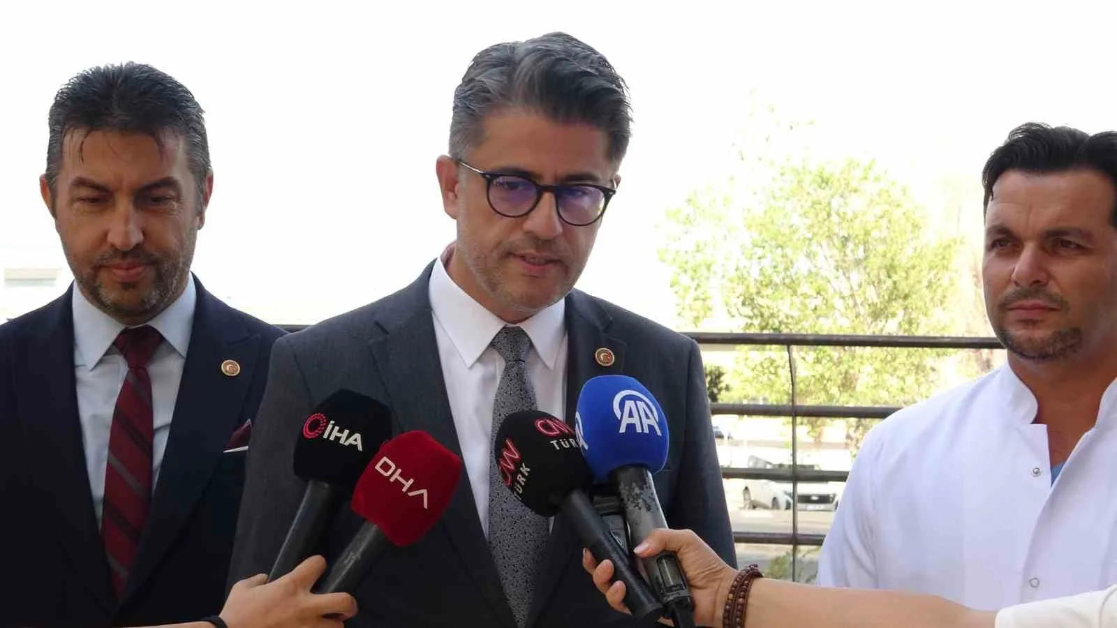 ÇOMÜ REKTÖRÜ PROF. DR. CÜNEYT ERENOĞLU İSE, "GENEL SAĞLIK DURUMU GAYET İYİ. ŞÜKÜRLER OLSUN. HATTA ESPRİ YAPIYOR GAYET İYİ BİR ŞEKİLDE" DİYE KONUŞTU.