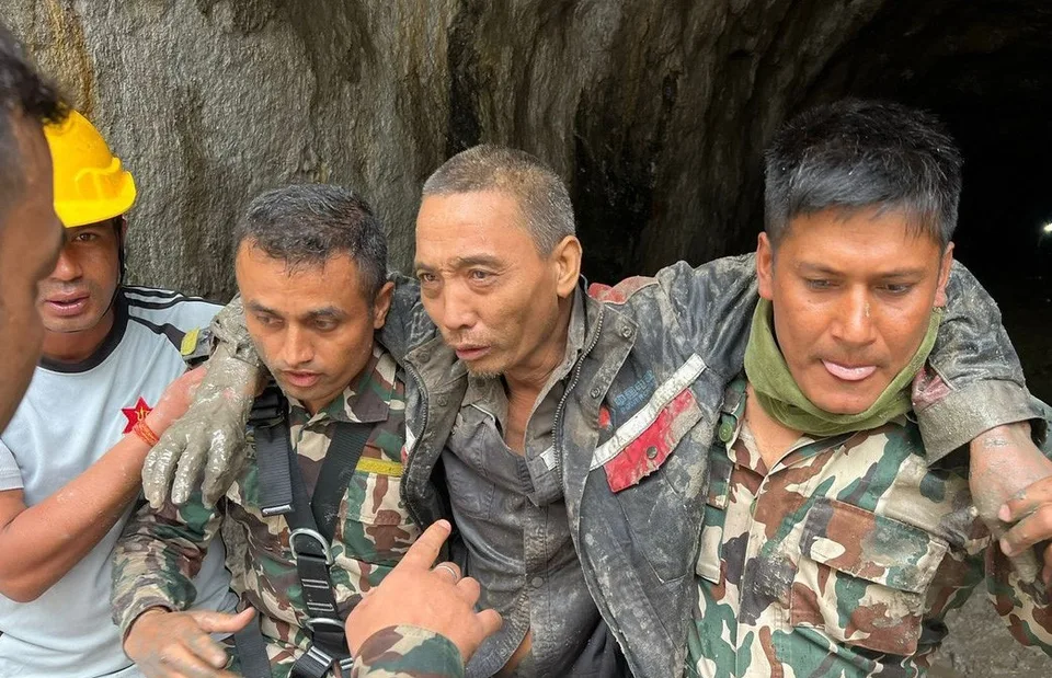 NEPAL'DEKİ SEL FELAKETİNDE HİDROELEKTRİK TÜNELİNDE MAHSUR KALAN ÇİNLİ BİR İŞÇİYE 11 GÜNÜN ARDINDAN SAĞ OLARAK ULAŞILDI.