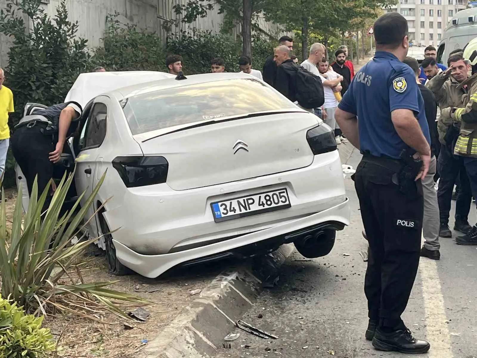 İSTANBUL KÜÇÜKÇEKMECE’DE YOLA ÇIKAN BİSİKLETLİYE ÇARPMAMAK İÇİN SÜRÜCÜNÜN DİREKSİYONU KIRMASI İLE BARİYERLERE ÇARPAN OTOMOBİL REFÜJE ÇIKTI. KAZADA ARAÇTA BULUNAN 4 KİŞİ YARALANDI.
