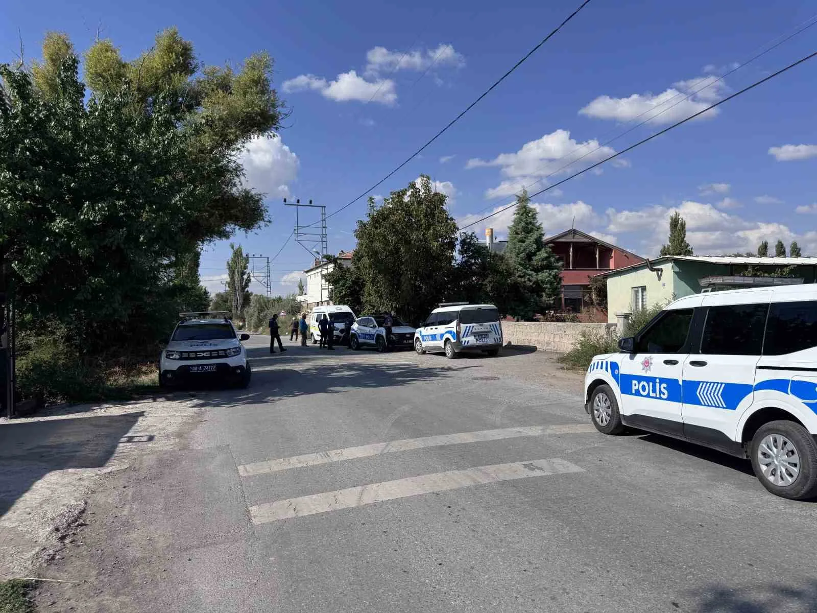 KAYSERİ'NİN KOCASİNAN İLÇESİNDE TÜFEKLE VURULAN KADIN AĞIR YARALANDI.