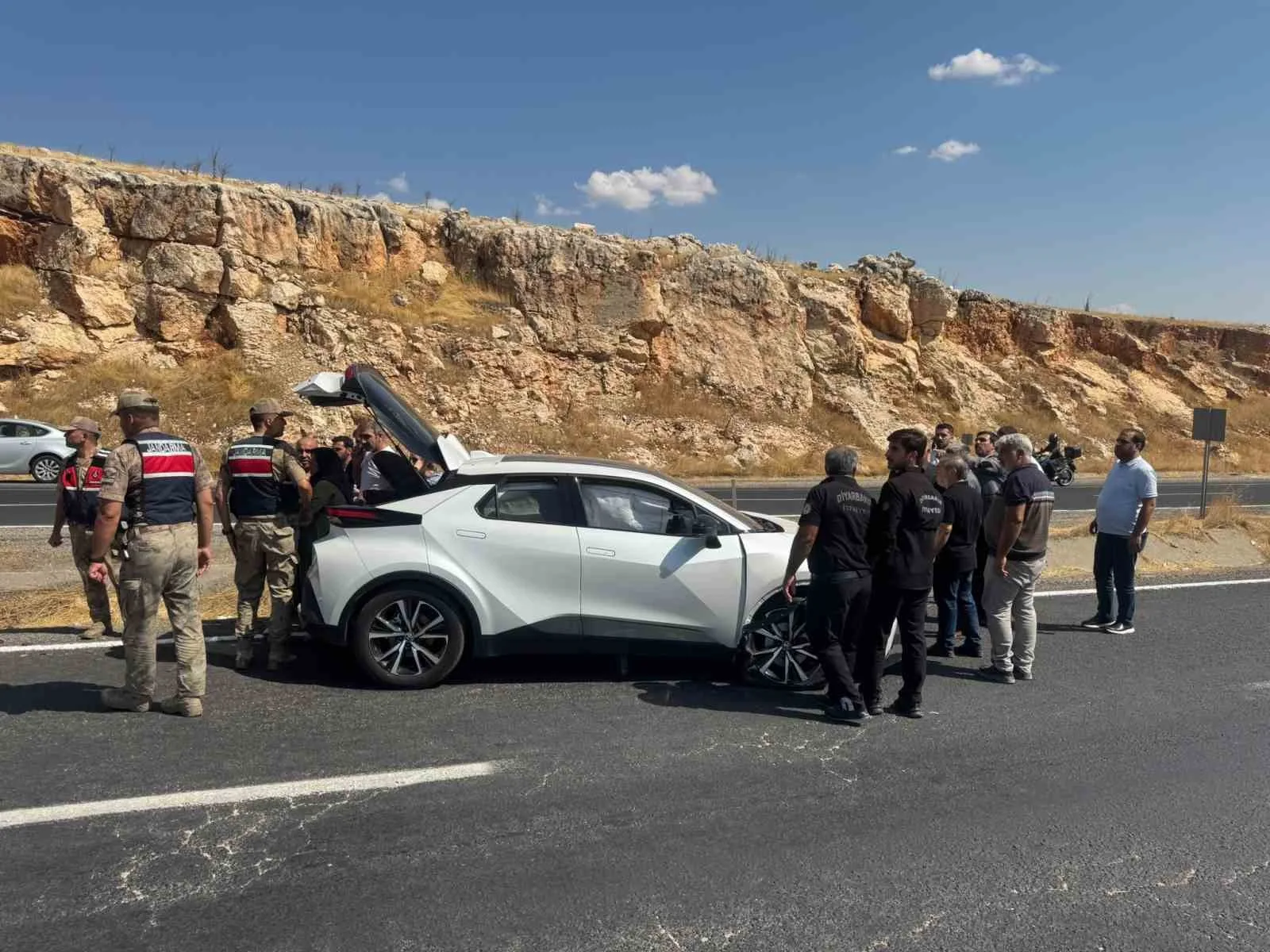 DİYARBAKIR’IN ERGANİ İLÇESİNDE OTOMOBİL İLE TRAKTÖRÜN ÇARPIŞMASI SONUCU MEYDANA GELEN TRAFİK KAZASINDA 4 KİŞİ YARALANDI.