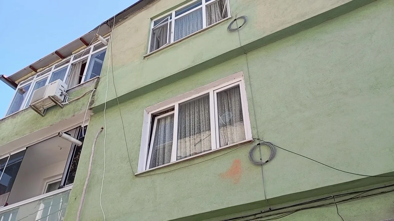 BURSA’NIN OSMANGAZİ İLÇESİNDE YAKINLARININ KENDİLERİNDEN HABER ALAMADIĞI YAŞLI ÇİFT, İTFAİYE EKİPLERİNİN YARDIMIYLA GİRİLEN EVLERİNDE ÖLÜ BULUNDU.