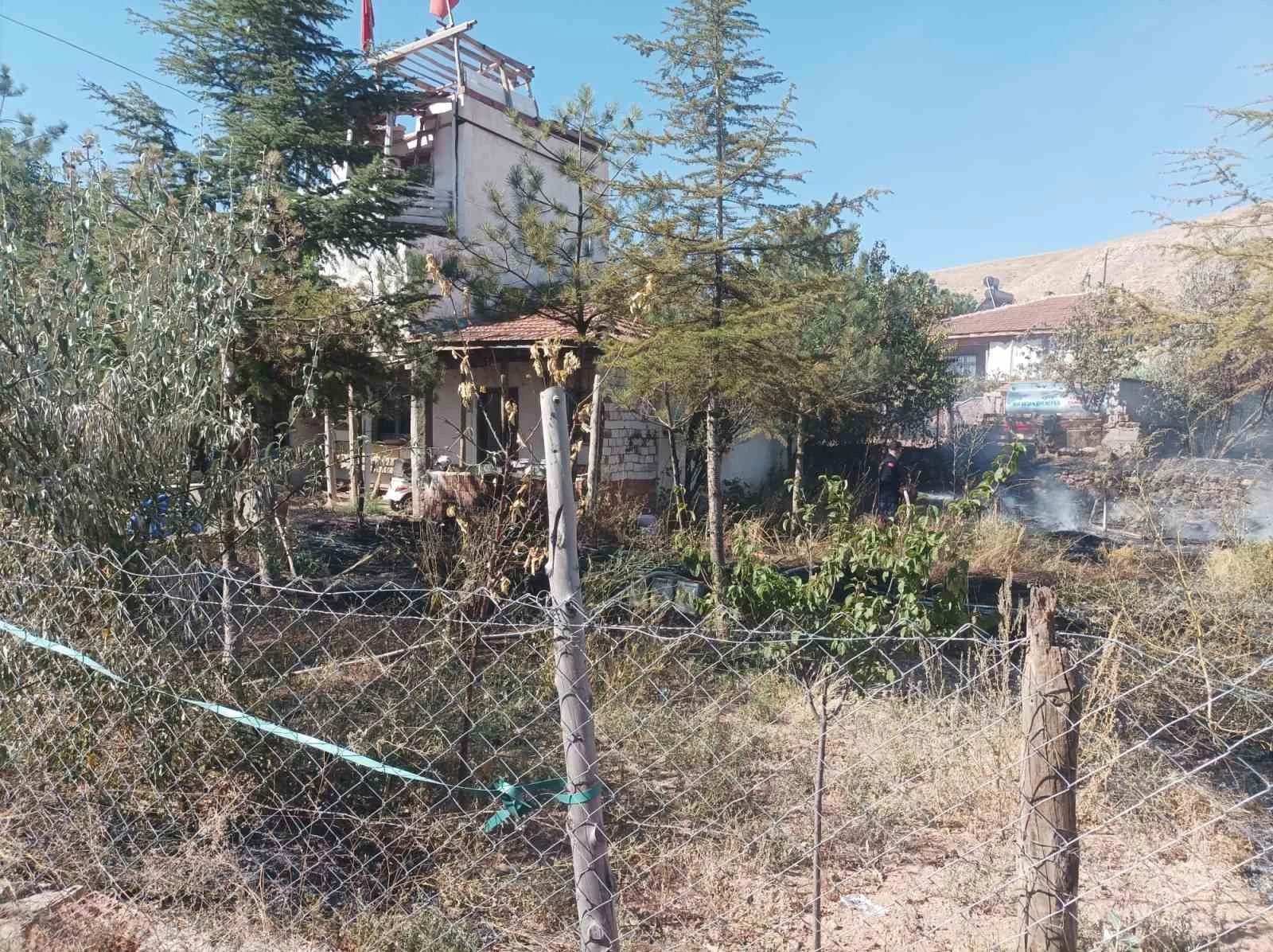 ÇORUM'UN SUNGURLU İLÇESİNDE EVİNİN BAHÇESİNDEKİ KURU OTLARI YAKMAK İSTERKEN ALEVİN ARASINDA KAN YAŞLI ADAM HAYATINI KAYBETTİ.