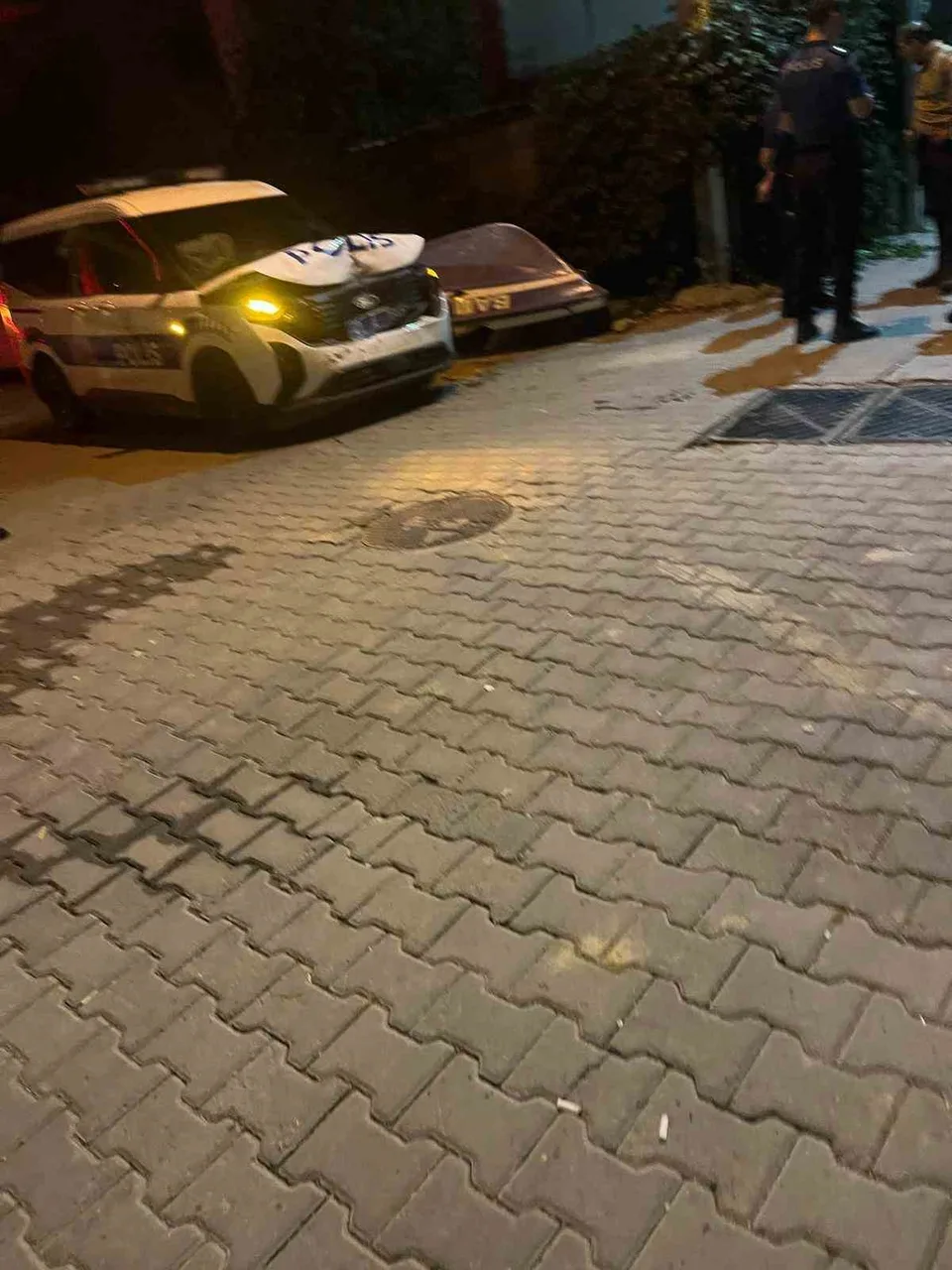 KOCAELİ'DE POLİSİN ‘DUR’ İHTARINA UYMAYARAK KAÇAN SÜRÜCÜ İLE EKİPLER ARASINDA KOVALAMACA YAŞANDI. KOVALAMACA NETİCESİNDE KAZA YAŞANIRKEN, BİR POLİS MEMURU YARALANDI, 2 ŞÜPHELİ İSE GÖZALTINA ALINDI.