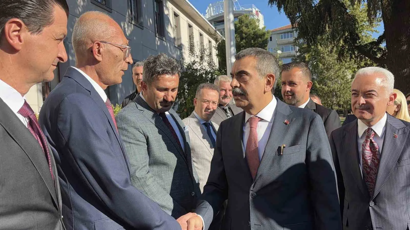 AK PARTİ İL BAŞKANLIĞI'NI ZİYARET EDEN BAKAN TEKİN BURADA İL BAŞKANI YUNUS ERCAN DAĞTAŞ İLE GÖRÜŞTÜ. TEKİN, BELEDİYENİN ÇALIŞMALARI HAKKINDA BİLGİ ALMAK ÜZERE KIRKLARELİ BELEDİYE BAŞKANLIĞI'NA DA ZİYARET GERÇEKLEŞTİRDİ. ZİYARETLERE KIRKLARELİ PROTOKOLÜ DE EŞLİK ETTİ.