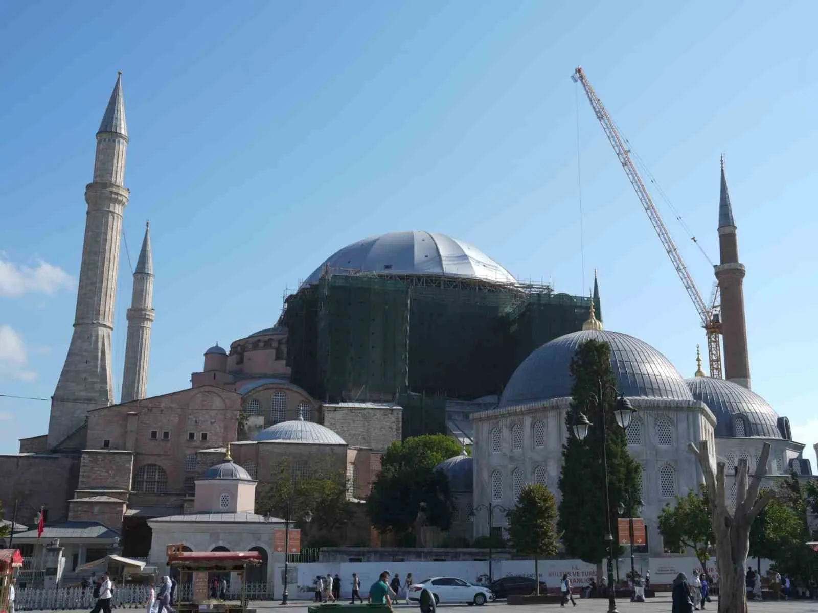 ANA KUBBEDEKİ ÇALIŞMALAR PLANLANAN TAKVİM DOĞRULTUSUNDA SÜRERKEN YAPILAN MODELLEME VE STATİK ANALİZLERLE GÜÇLENDİRME İHTİYACI BELİRLENEN DOĞU YARIM KUBBEDE DE UYGULAMALAR BAŞLAYACAK.