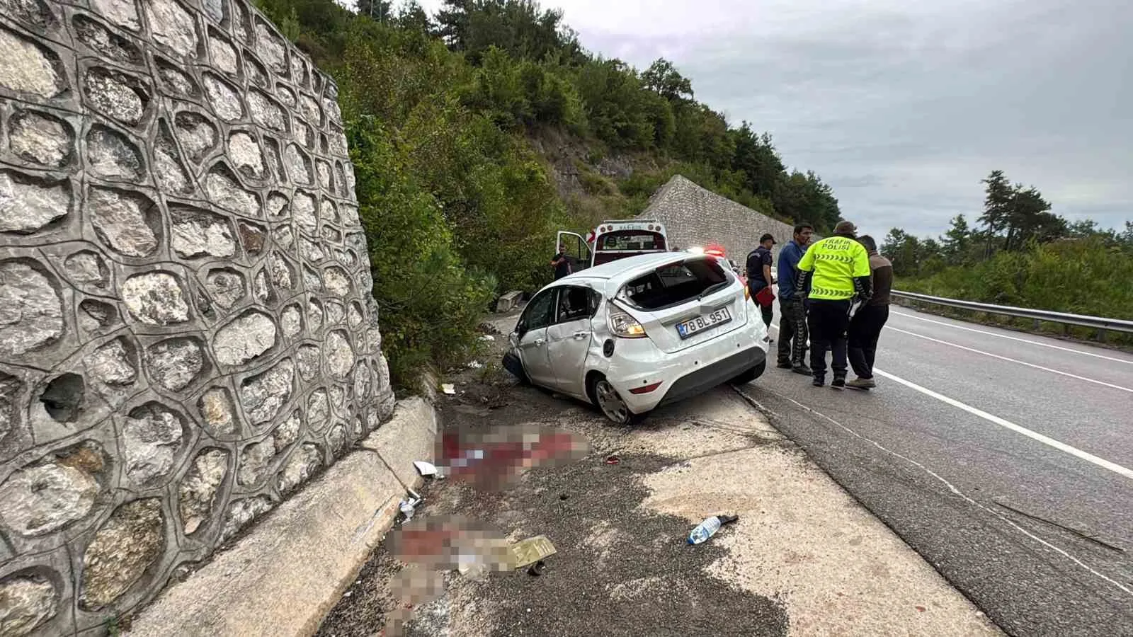 BARTIN'IN AMASRA İLÇESİNDE SEYİR HALİNDEYKEN KONTROLDEN ÇIKAN OTOMOBİLİN DEVRİLMESİ SONUCUNDA 1'İ ÇOCUK 3 KİŞİ YARALANDI.