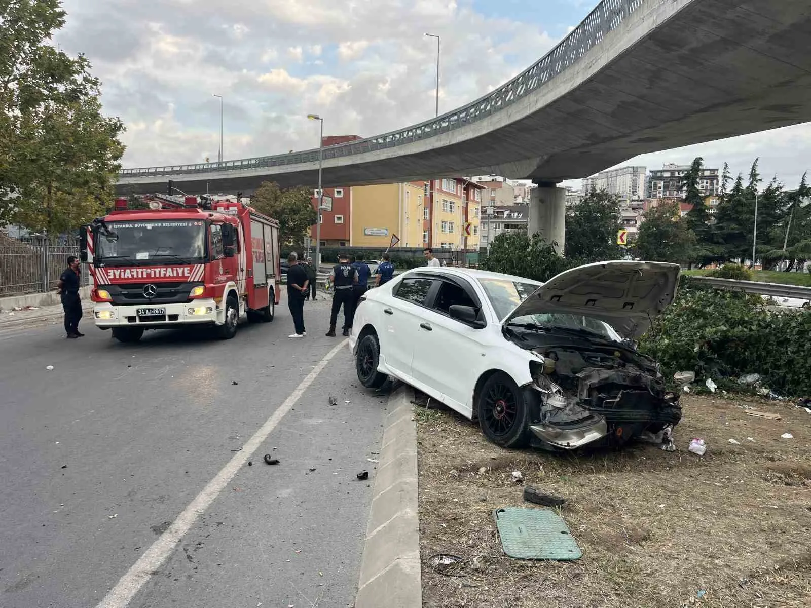 İSTANBUL KÜÇÜKÇEKMECE’DE YOLA ÇIKAN BİSİKLETLİYE ÇARPMAMAK İÇİN SÜRÜCÜNÜN DİREKSİYONU KIRMASI İLE BARİYERLERE ÇARPAN OTOMOBİL REFÜJE ÇIKTI. KAZADA ARAÇTA BULUNAN 4 KİŞİ YARALANDI.