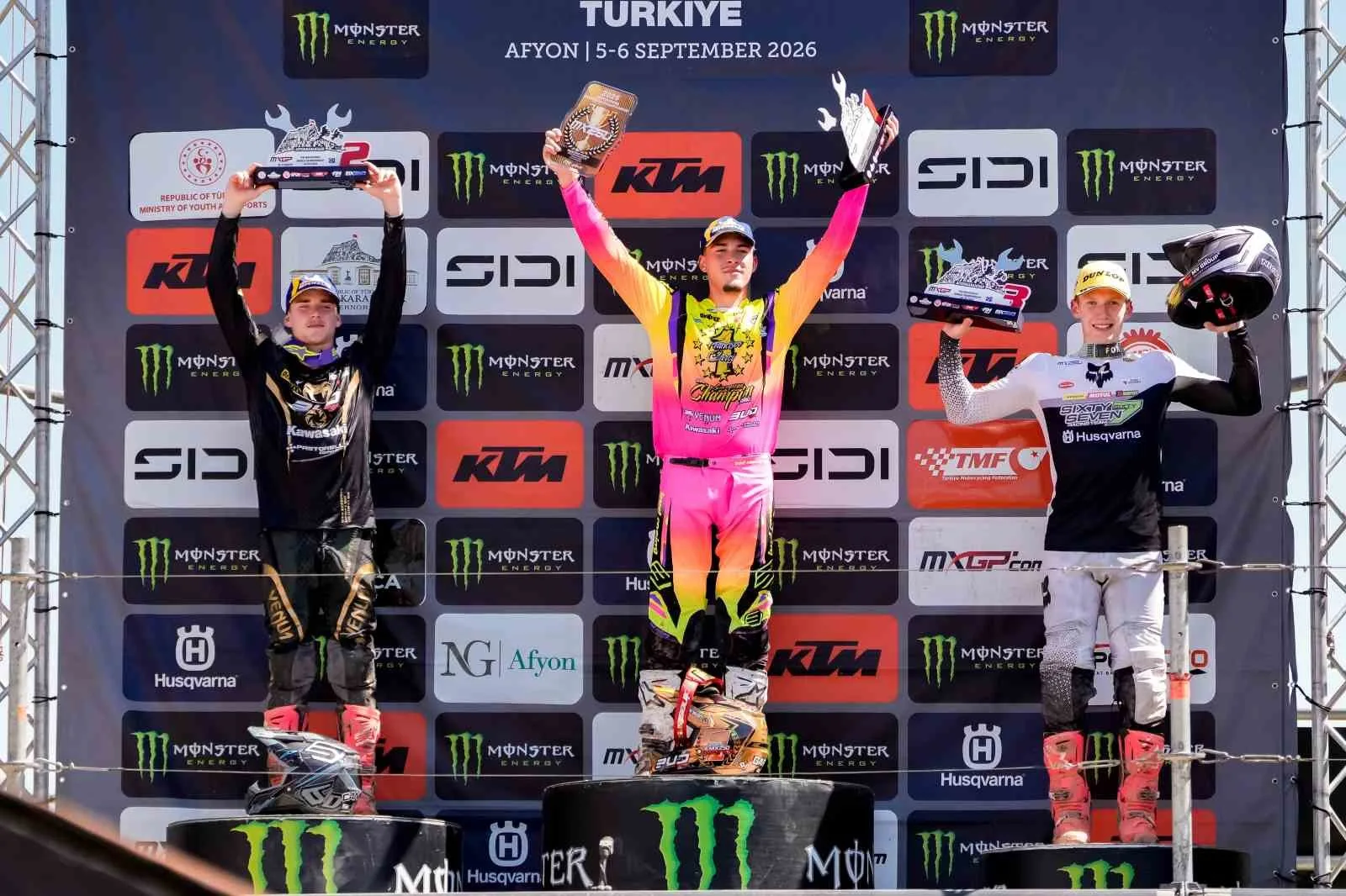 MOTOR SPORLARININ EN PRESTİJLİ ORGANİZASYONLARI ARASINDA YER ALAN DÜNYA MOTOKROS ŞAMPİYONASI’NIN (MXGP) TÜRKİYE ETABI, AFYONKARAHİSAR MOTOR SPORLARI MERKEZİ’NDE GERÇEKLEŞTİRİLEN NEFES KESEN FİNAL YARIŞLARIYLA TAMAMLANDI.