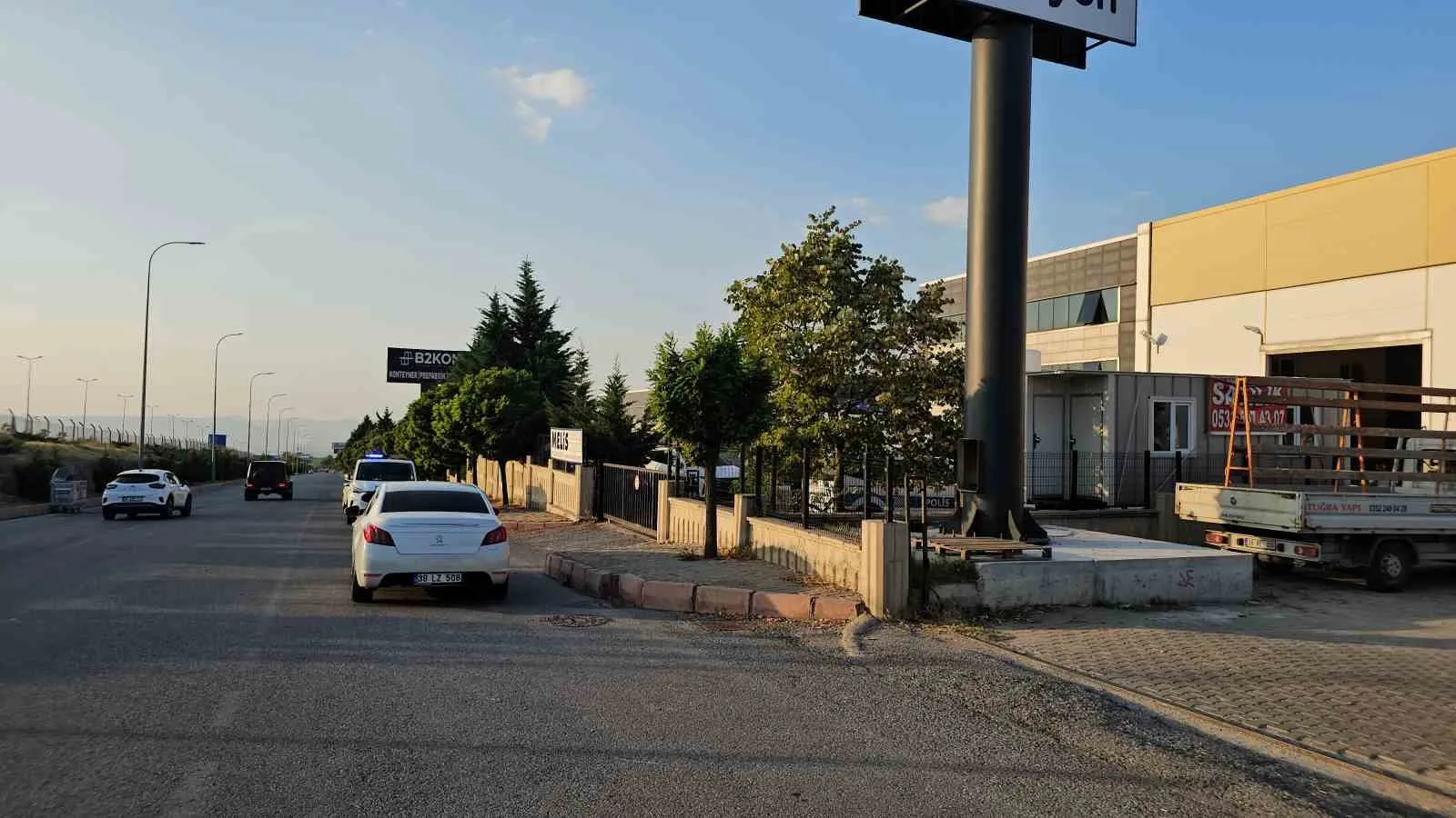 KAYSERİ’NİN MELİKGAZİ İLÇESİNDE BİR ŞAHIS FABRİKANIN ÖNÜNDE TABANCAYLA BAŞINA ATEŞ EDEREK, YAŞAMINA SON VERDİ.