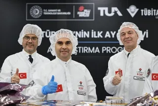TÜRKİYE’NİN İLK DERİN UZAY GÖREVİ KAPSAMINDA GELİŞTİRİLEN AY UZAY ARACI’NIN ÜRETİM, MONTAJ VE ENTEGRASYON ÇALIŞMALARI TAMAMLANDI.