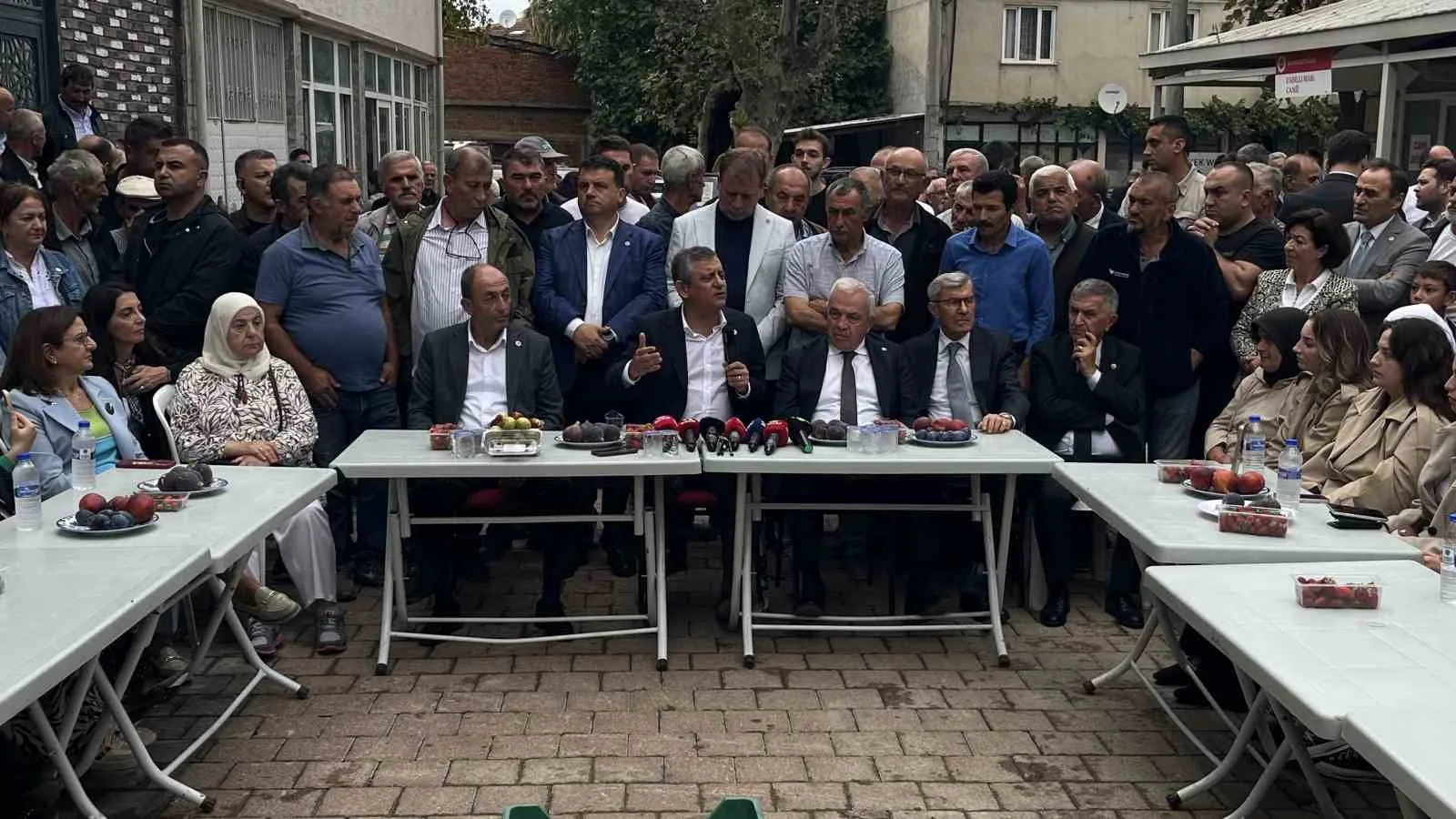 YENİ PARTİ GENEL BAŞKANI ÖZGÜR ÖZEL'İ ÇİFTÇİLER, KÖYÜN GİRİŞİNDE TRAKTÖR VE ÜRÜNLERİYLE KARŞILADI. AKÇALAR MAHALLESİNDEKİ ÇİFTÇİLERLE AYAKÜSTÜ SOHBET EDERKEN, FADILLI MAHALLESİNDEKİ ÜRETİCİLERİN SIKINTILARINI DİNLEYİN ÇÖZÜM ÖNERİLERİNDE BULUNDU.