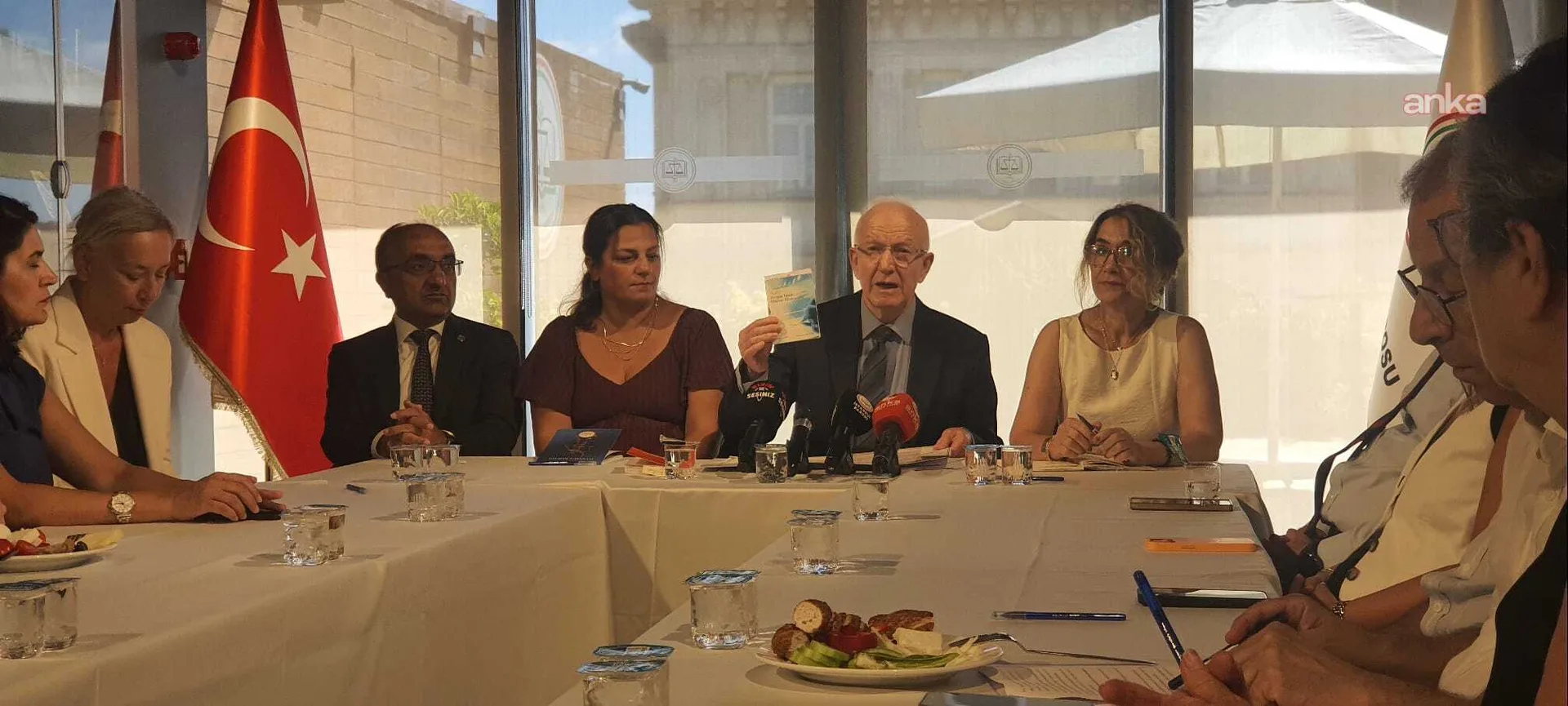 İstanbul Barosu Adalet Bildirgesi açıkladı... Kaboğlu: “T.C. savaş hâlinde olsaydı dahi dokunulamayacak haklar, bugün barış zamanında sistematik olara — fotoğraf 3