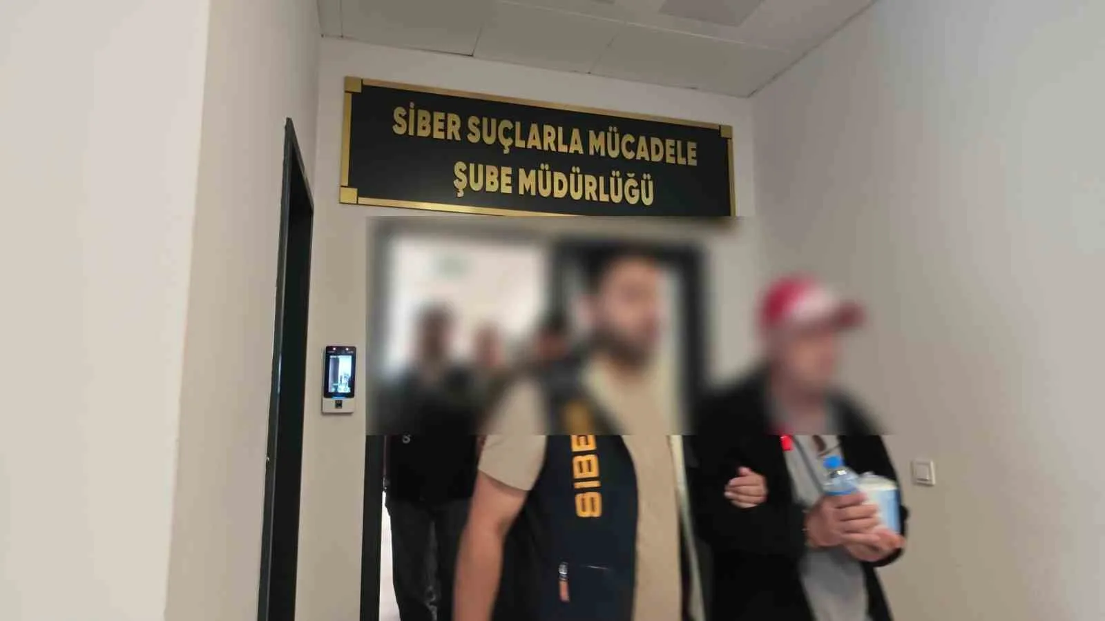 KOCAELİ’DE KENDİLERİNİ BORSA YATIRIM FİRMALARININ YÖNETİCİLERİ OLARAK TANITARAK VATANDAŞLARI DOLANDIRAN ŞEBEKEYE YÖNELİK 8 İLDE OPERASYON DÜZENLENDİ. GÖLCÜK’TE BİR VATANDAŞIN 4 MİLYON 519 BİN 700 LİRASINI BU YÖNTEMLE ALDIĞI BELİRLENEN ŞÜPHELİLERDEN 17’Sİ GÖZALTINA ALINIRKEN, 8’İ TUTUKLANDI.