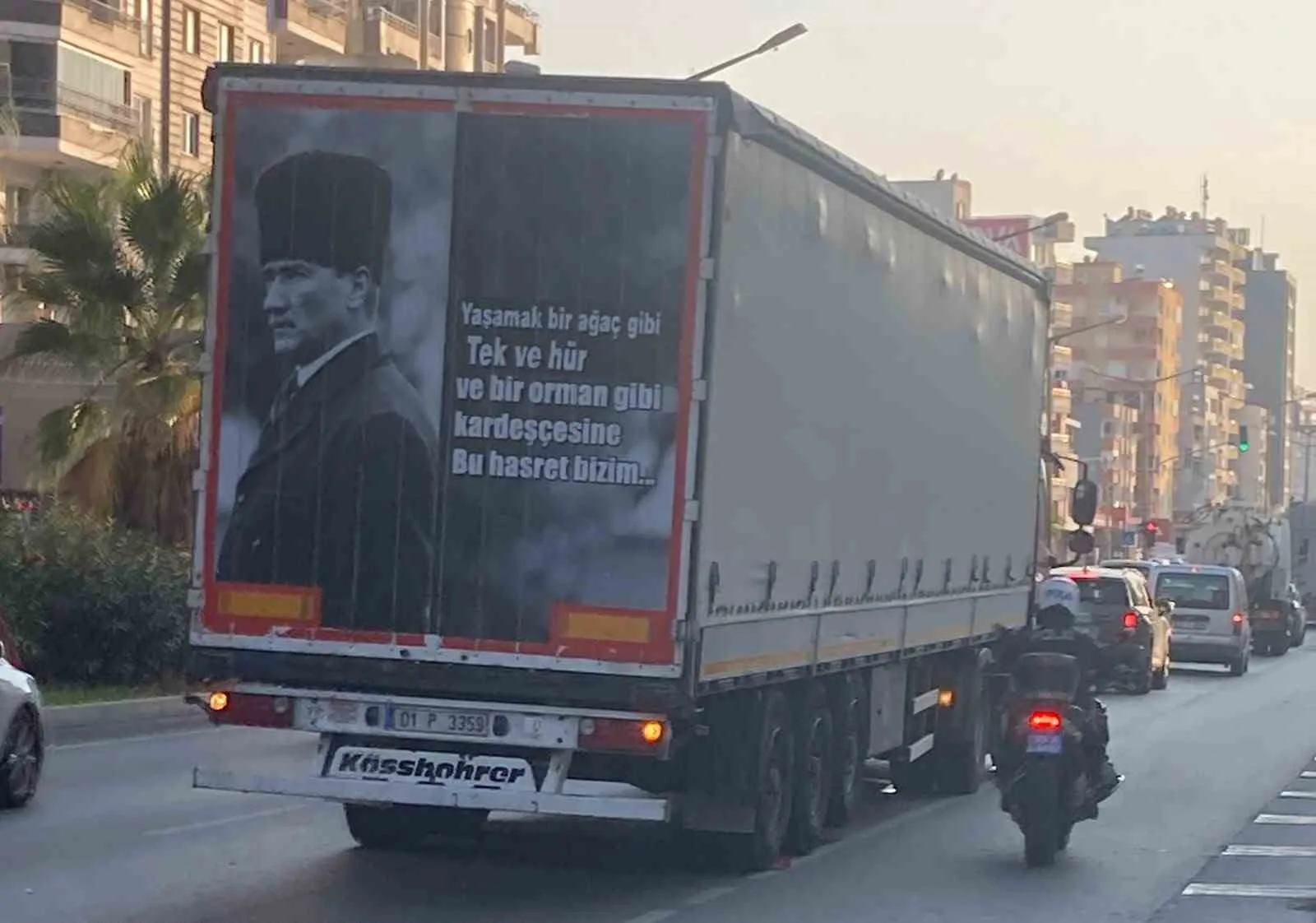 MERSİN'İN ERDEMLİ İLÇESİNDE TIR İLE ÇARPIŞIP SAVRULARAK KAMYONETE VURAN MOTOSİKLETİN SÜRÜCÜSÜ HAYATINI KAYBETTİ, ARKADA OTURAN OĞLU İSE YARALANDI. KAZA ANI İSE GÜVENLİK KAMERASINA YANSIDI.