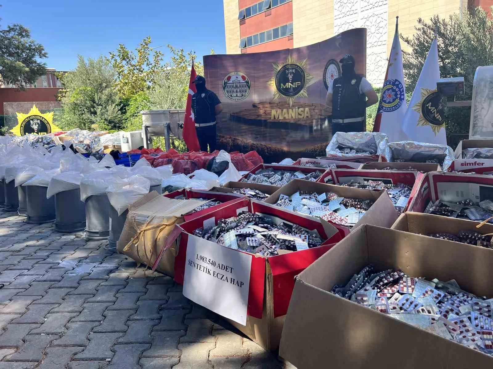 MANİSA İL EMNİYET MÜDÜRLÜĞÜ EKİPLERİNİN MANİSA MERKEZLİ OLARAK MANİSA VE MERSİN'DE GERÇEKLEŞTİRDİĞİ, MİLYONLARCA SENTETİK ECZA HAP İLE YAKLAŞIK 2 TON UYUŞTURUCU HAM MADDESİNİN ELE GEÇİRİLDİĞİ DEV OPERASYONUN DETAYLARI ORTAYA ÇIKTI. OPERASYONDA GÖZALTINA ALINAN 5 KİŞİ TUTUKLANARAK CEZAEVİNE GÖNDERİLİRKEN, ELE GEÇİRİLEN UYUŞTURUCU MADDELERİN PİYASA DEĞERİNİN YAKLAŞIK 1 MİLYAR TL OLDUĞU ÖĞRENİLDİ.