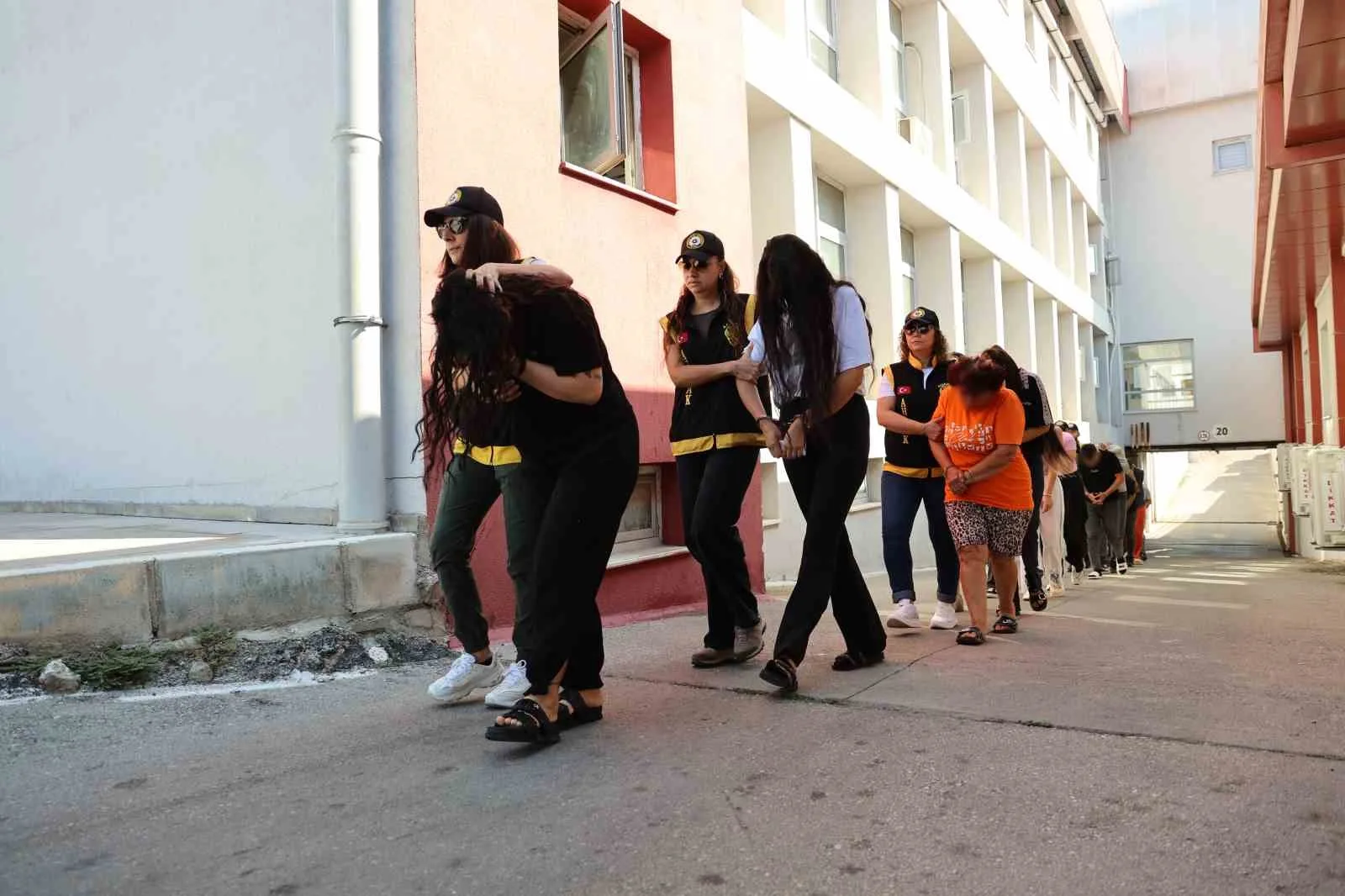 ADANA MERKEZLİ MERSİN VE TEKİRDAĞ’DA DÜZENLENEN EŞ ZAMANLI OPERASYONDA, FUHUŞ YAPTIRDIĞI ÖNE SÜRÜLEN 7’Sİ KADIN 18 ŞÜPHELİ YAKALANDI. ŞÜPHELİLERDEN 17'Sİ TUTUKLANDI.