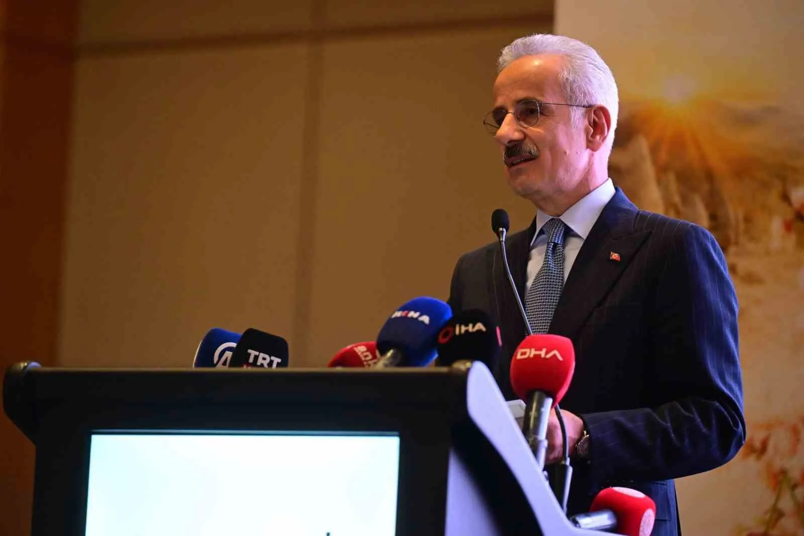 ULAŞTIRMA VE ALTYAPI BAKANI ABDULKADİR URALOĞLU, SAĞLIK VE ULAŞIM SEKTÖRLERİNİN ZAMANLA YARIŞTIĞINA DİKKAT ÇEKEREK, ÖZELLİKLE ORGAN NAKİLLERİNDE SANİYELERİN BİLE HAYATİ ÖNEM TAŞIDIĞINI SÖYLEDİ.