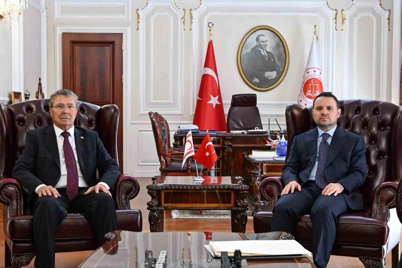 ADALET BAKANI AKIN GÜRLEK, KUZEY KIBRIS TÜRK CUMHURİYETİ (KKTC) BAŞBAKANI ÜNAL ÜSTEL’İ BAKANLIK’TA AĞIRLADI.