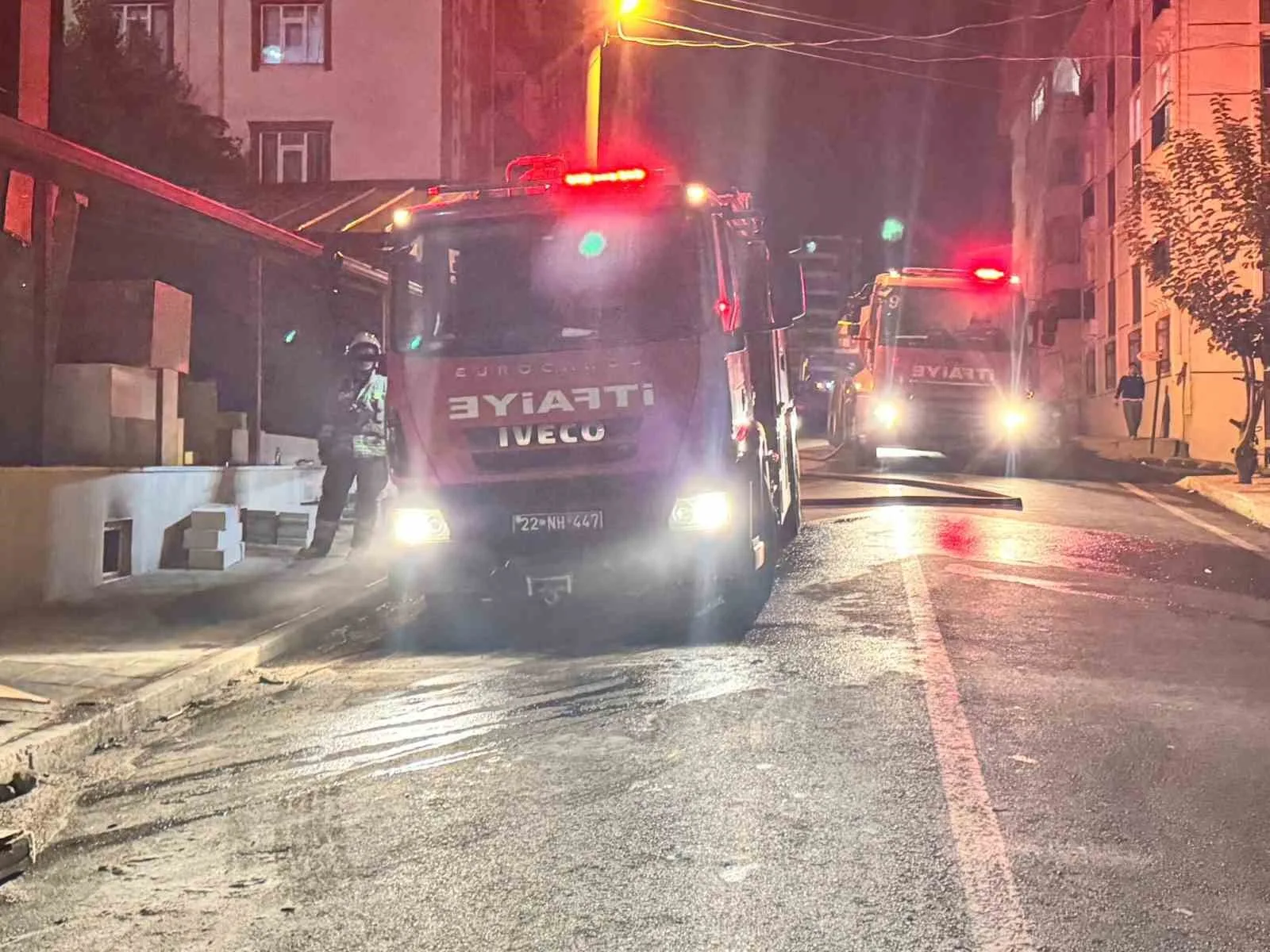 EDİRNE’DE BİR APART DAİRESİNDE ÇIKAN YANGINDA AĞIR YARALANAN VATANDAŞI KURTARMAK İÇİN EKİPLER ZAMANLA YARIŞTI.