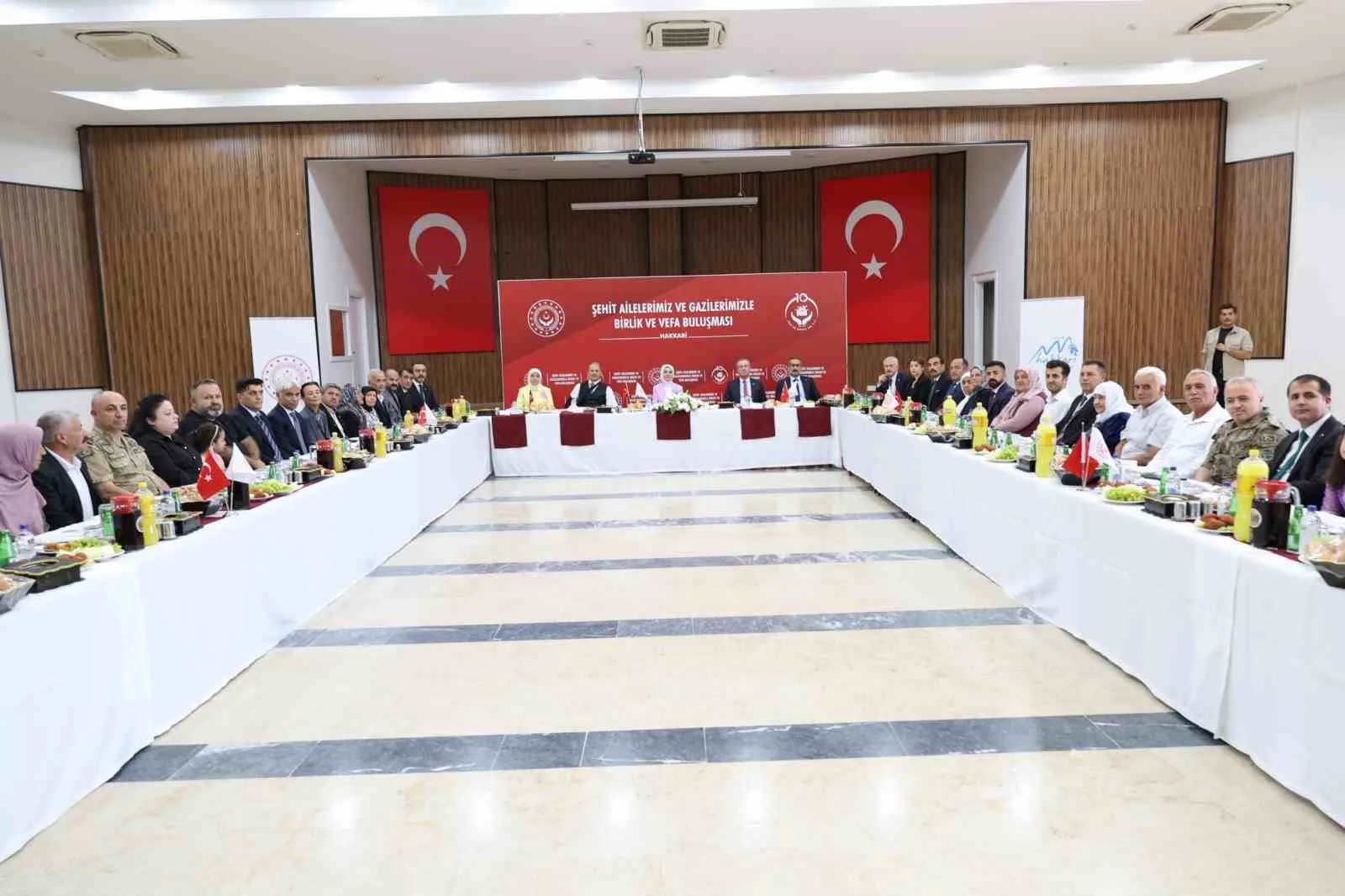 BAKAN GÖKTAŞ, HAKKARİ'DE DÜZENLENEN "ŞEHİT AİLELERİMİZ VE GAZİLERİMİZLE BİRLİK VE VEFA BULUŞMASI" PROGRAMINA KATILDI.