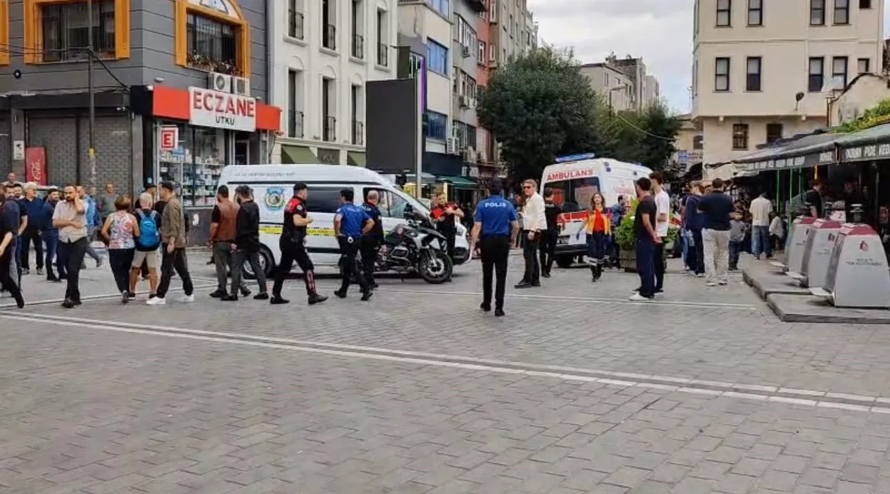 İSTANBUL FATİH ÇEMBERLİTAŞ'TA BİR DÖVİZ BÜROSUNDA İDDİAYA GÖRE, ALACAK VERECEK MESELESİ NEDENİYLE ÇIKAN SİLAHLI KAVGADA 2 KİŞİ HAYATINI KAYBEDERKEN, 2 KİŞİ DE YARALANDI.