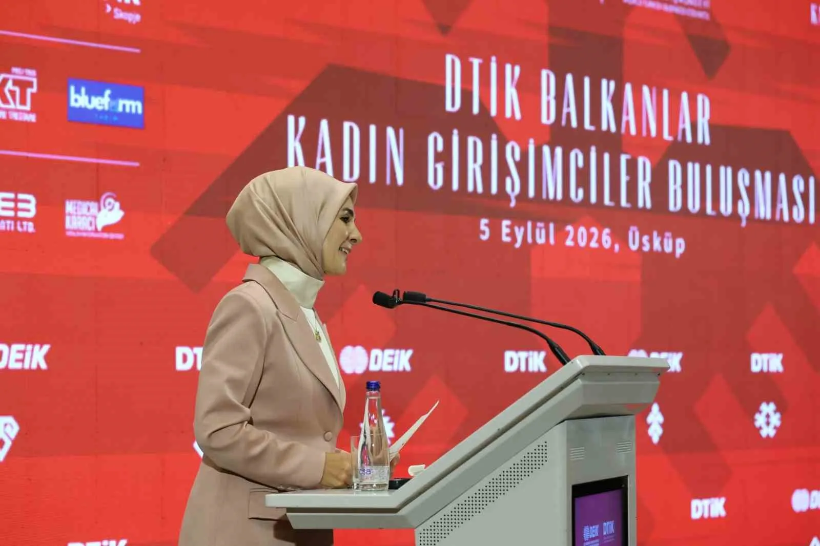 AİLE VE SOSYAL HİZMETLER BAKANI MAHİNUR ÖZDEMİR GÖKTAŞ, KUZEY MAKEDONYA’NIN BAŞKENTİ ÜSKÜP’TE DÜZENLENEN DÜNYA TÜRK İŞ KONSEYİ (DTİK) BALKANLAR KADIN GİRİŞİMCİLER BULUŞMASI’NDA KONUŞTU.