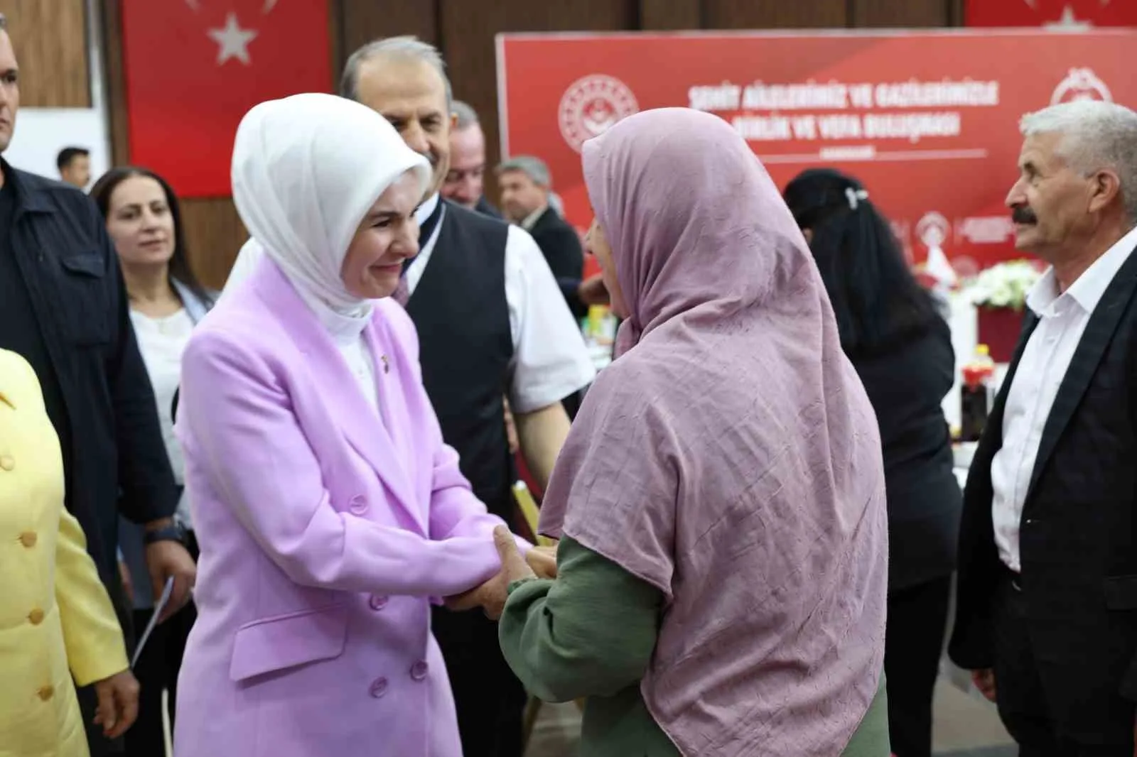 AİLE VE SOSYAL HİZMETLER BAKANI MAHİNUR ÖZDEMİR GÖKTAŞ, TERÖRSÜZ TÜRKİYE SÜRECİNDE TERÖRÜN OLMADIĞI VE EL BİRLİĞİYLE TÜRKİYE YÜZYILI'NI KURMA YOLUNDAKİ HEDEFLERE KARARLILIKLA İLERLEDİKLERİNİ BELİRTEREK, "TERÖRSÜZ TÜRKİYE, HUZURUN, BEREKETİN, BİRLİK VE BERABERLİĞİN HAKİM OLDUĞU BİR TÜRKİYE DEMEKTİR" DEDİ.