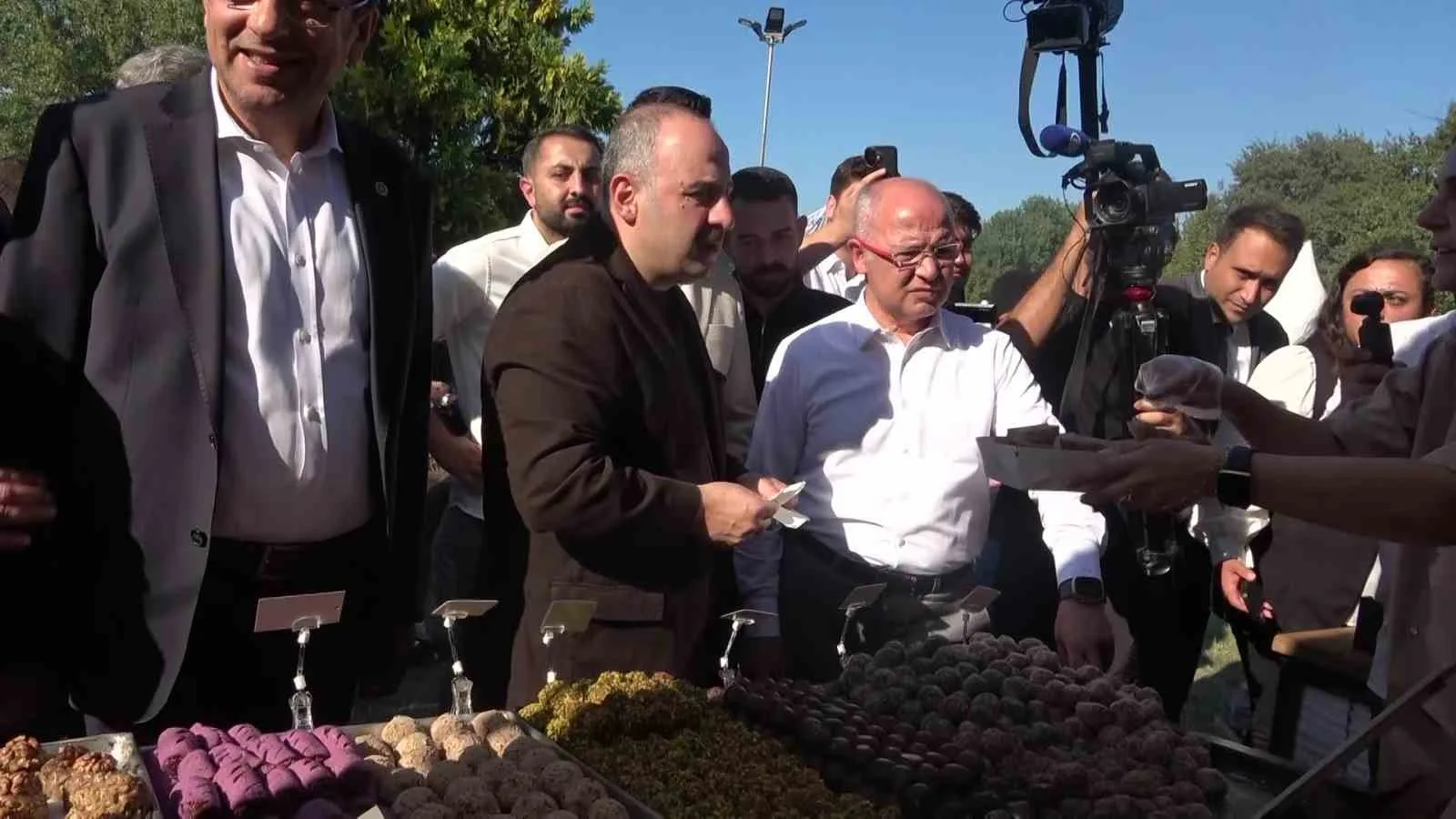 ESKİ SANAYİ VE TEKNOLOJİ BAKANI VE AK PARTİ BURSA MİLLETVEKİLİ MUSTAFA VARANK, BURSA'DA DÜZENLENEN GASTRONOMİ FESTİVALİ’NDE VATANDAŞLARLA BİR ARAYA GELDİ.