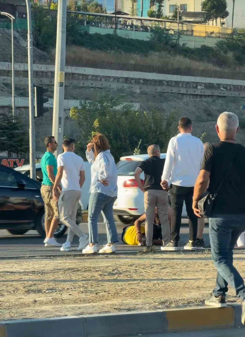 SAĞLIK EKİPLERİNİN YARALIYA MÜDAHELESİ