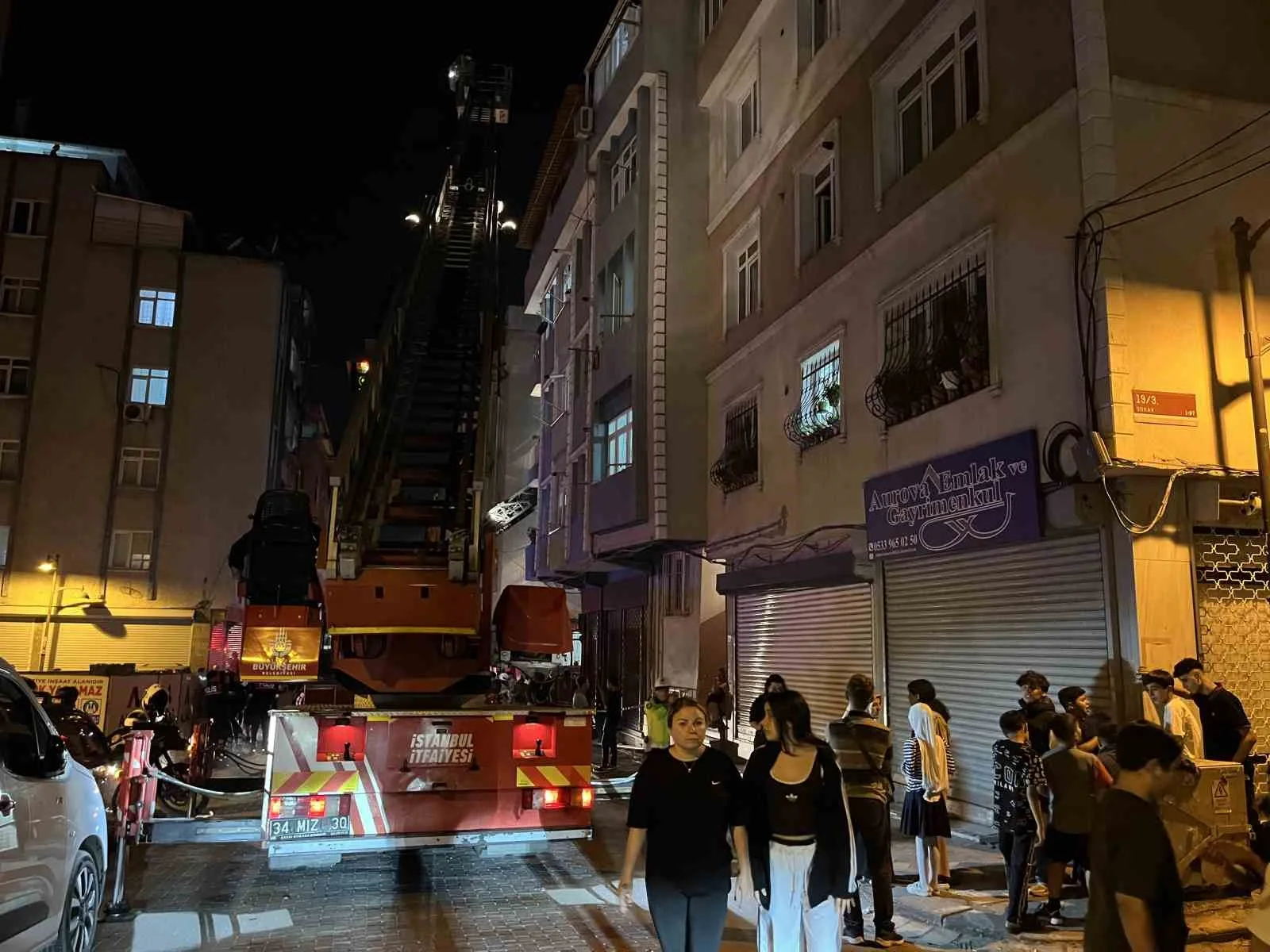 İSTANBUL ZEYTİNBURNU’NDA 5 KATLI BİNANIN BODRUM KATINDA ÇIKAN YANGINDA DUMANLAR TÜM BİNAYI SARDI. BİNADA MAHSUR KALAN VATANDAŞLAR, İTFAİYE EKİPLERİNCE TAHLİYE EDİLİRKEN DUMANDAN ETKİLENEN 5 KİŞİ AMBULANSTA TEDAVİ EDİLDİ.