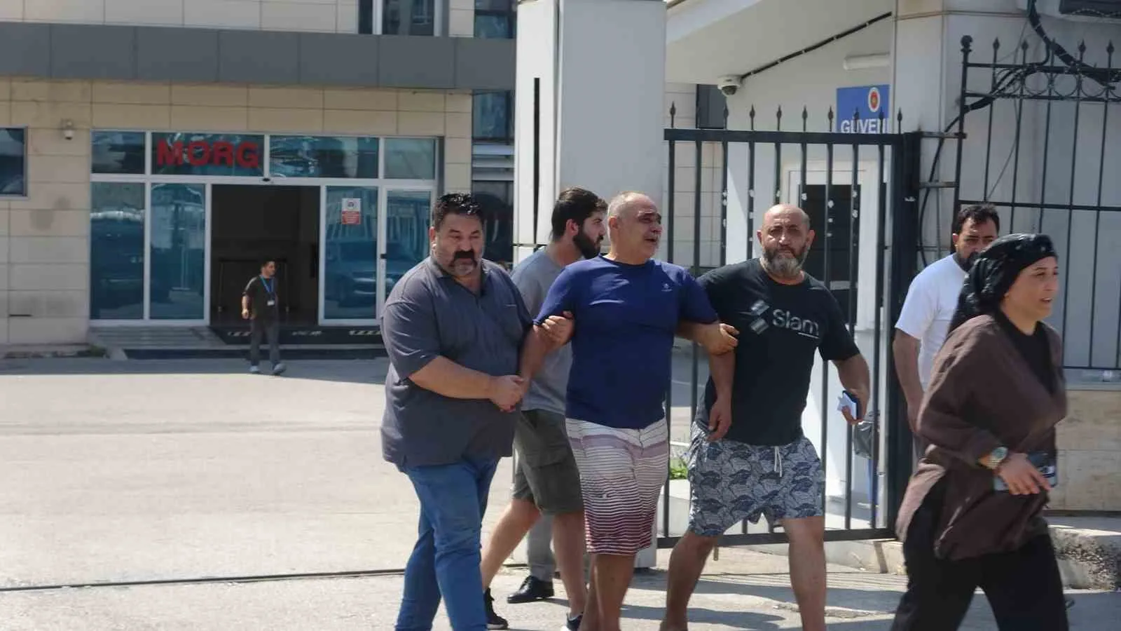AHSENGÜL İNCE'NİN CENAZESİ ANTALYA ADLİ TIP KURUMU MORGUNDAN YAKINLARI TARAFINDAN GÖZYAŞLARI İÇERİSİNDE TESLİM ALINDI.