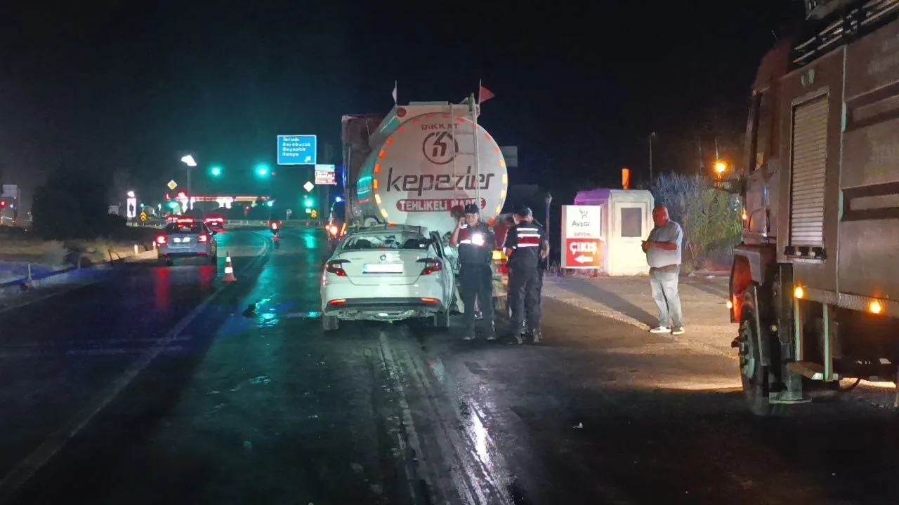 ANTALYA'NIN MANAVGAT İLÇESİNDE OTOMOBİLİN AKARYAKIT TANKERİNE ARKADAN ÇARPMASI SONUCU SÜRÜCÜ HAYATINI KAYBETTİ. SÜRÜCÜNÜN MANAVGAT ILICA CEZA İNFAZ KURUMU'NDA İNFAZ VE KORUMA MEMURU OLARAK GÖREV YAPTIĞI BİLDİRİLDİ.