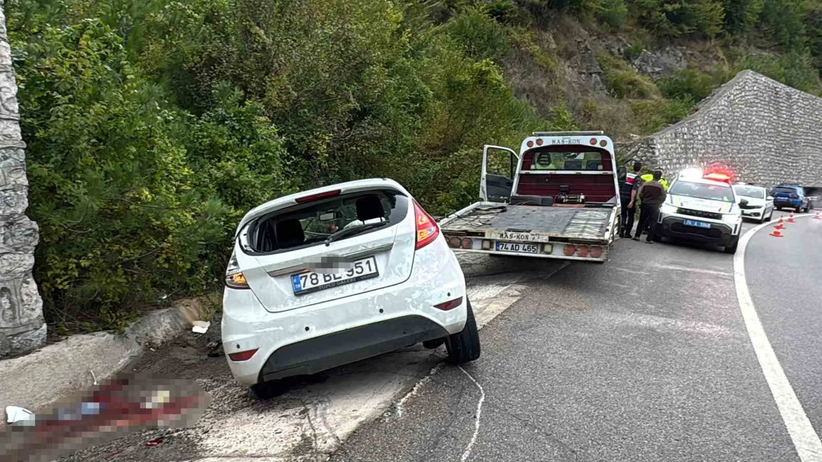 BARTIN'IN AMASRA İLÇESİNDE SEYİR HALİNDEYKEN KONTROLDEN ÇIKAN OTOMOBİLİN DEVRİLMESİ SONUCUNDA 1'İ ÇOCUK 3 KİŞİ YARALANDI.
