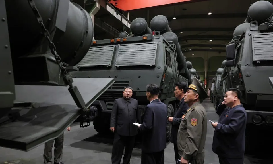 KUZEY KORE LİDERİ KİM JONG-UN TEK YÖNLÜ SALDIRI İHA’LARI, İNSANSIZ KEŞİF UÇAKLARI VE ÇOKLU ROKETATAR SİSTEMLERİNİN ÜRETİM SÜREÇLERİNİ DENETLEYEREK SİLAH SİSTEMLERİNİN YAPAY ZEKA ENTEGRASYONUNU GÜÇLENDİRME TALİMATI VERDİ.