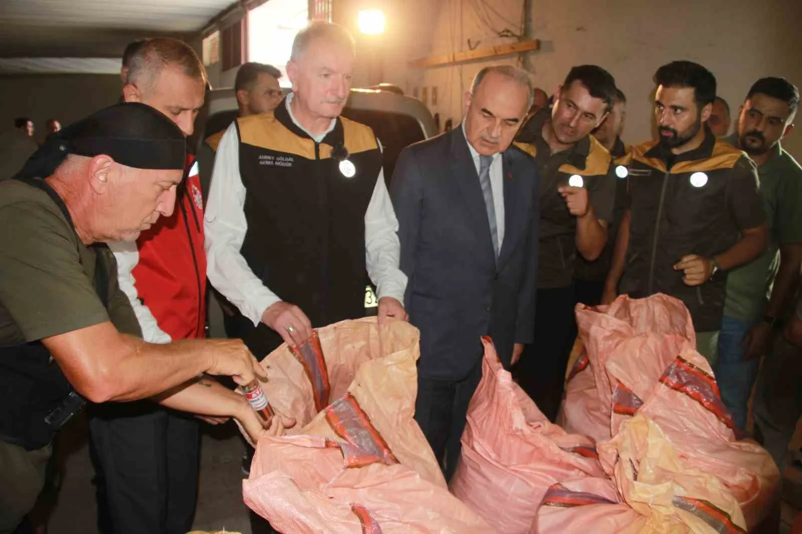 TMO GENEL MÜDÜRÜ AHMET GÜLDAL, ORDU VALİSİ MUAMMER EROL VE BERABERİNDEKİ YETKİLİLER İLE BİRLİKTE GÜLYALI İLÇESİNDEKİ FINDIK ALIM NOKTASINI ZİYARET ETTİ. BURADA İNCELEMELERDE BULUNULARAK, GÖREVLİLERDEN BİLGİLER ALINDI