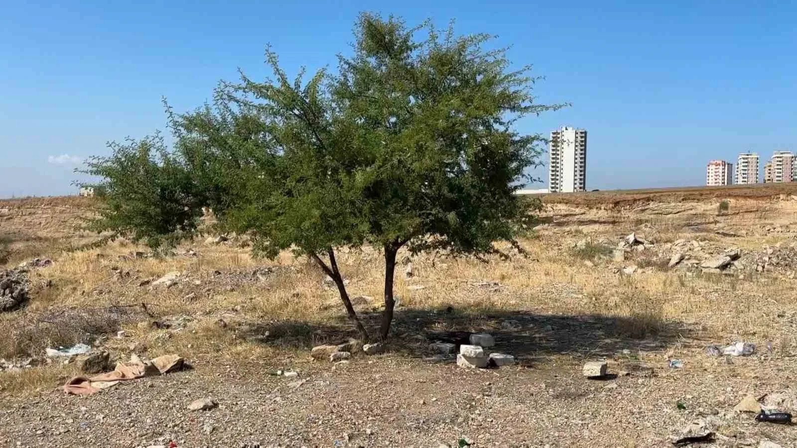 ADANA’DA 35 YAŞINDAKİ EROL COŞKUN BOŞ ARAZİDE ÖLÜ HALDE BULUNDU.